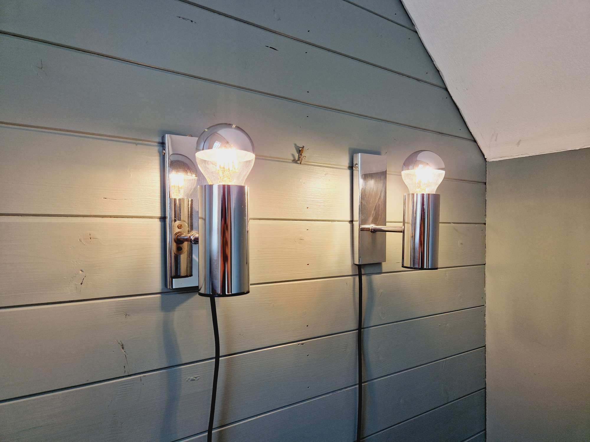 Pair of tubular wall sconces in chrome metal, 1970.