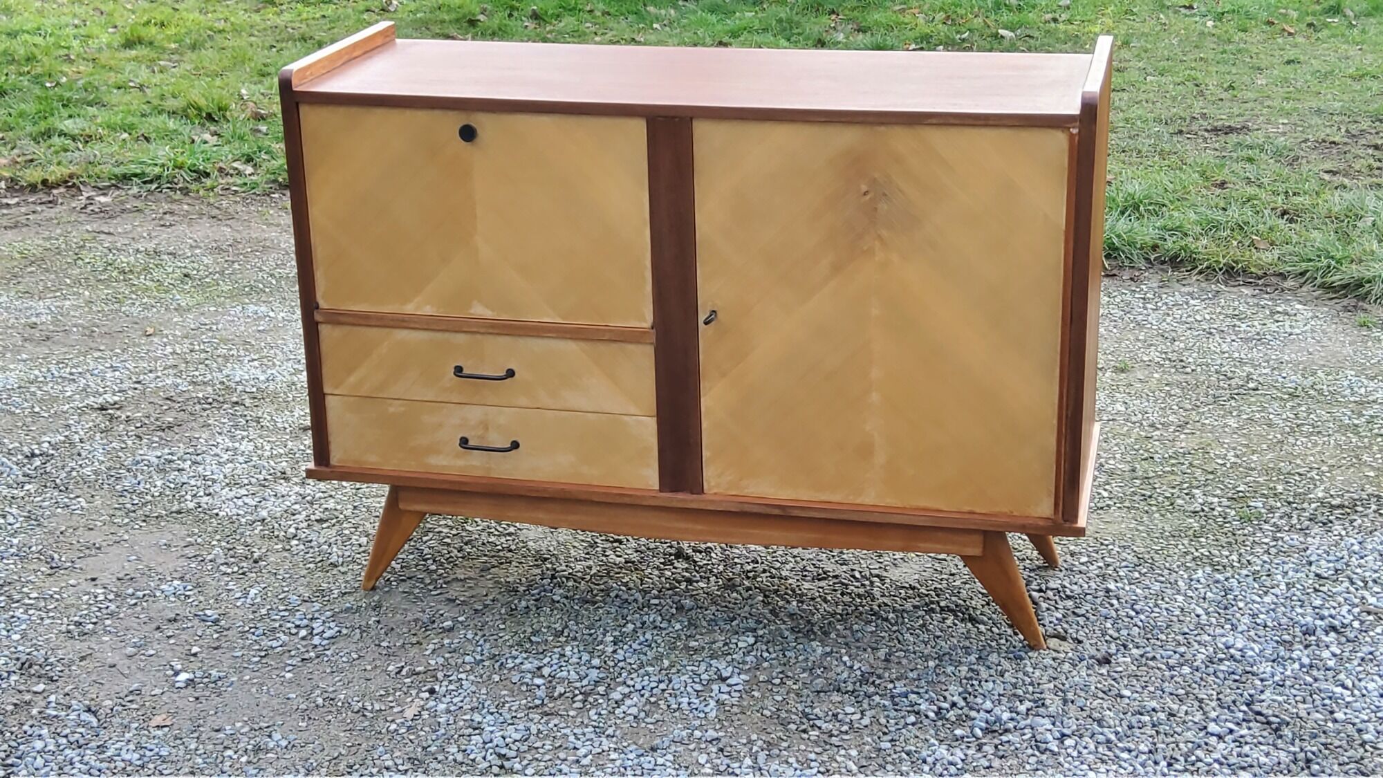 Enfilade of the 50s in oak and mahogany feet compass