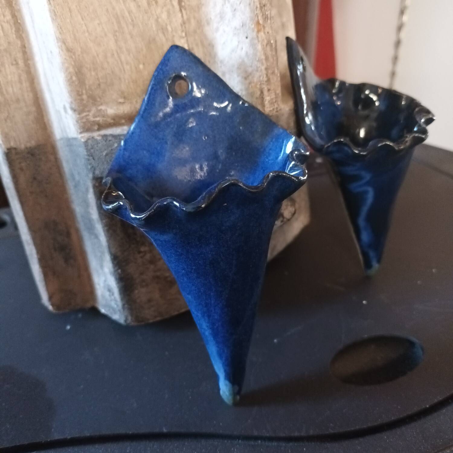 Bouquetiere pair blue cone