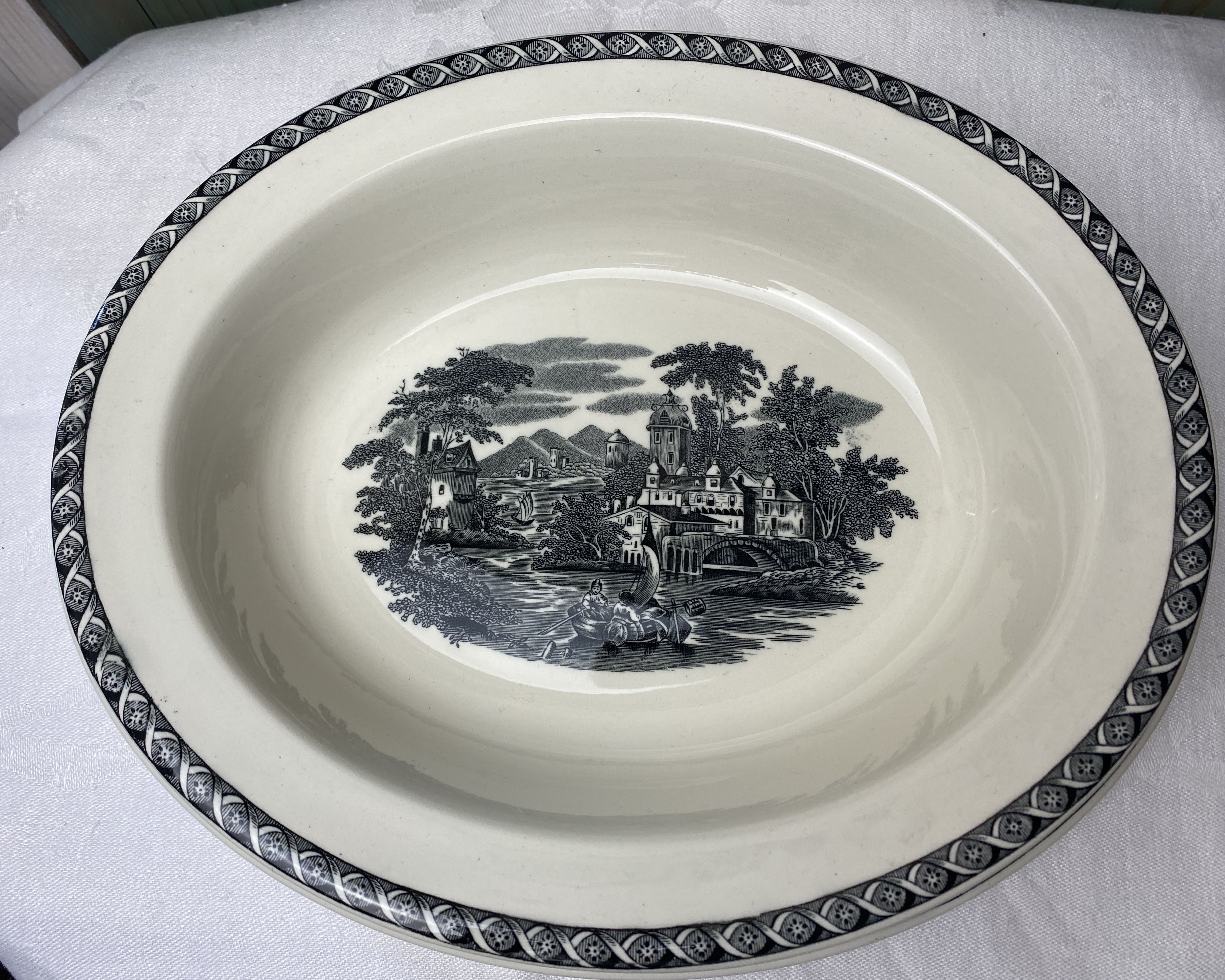 Set of 2 oval dishes in Wedgwood porcelain model "Lugano" old
