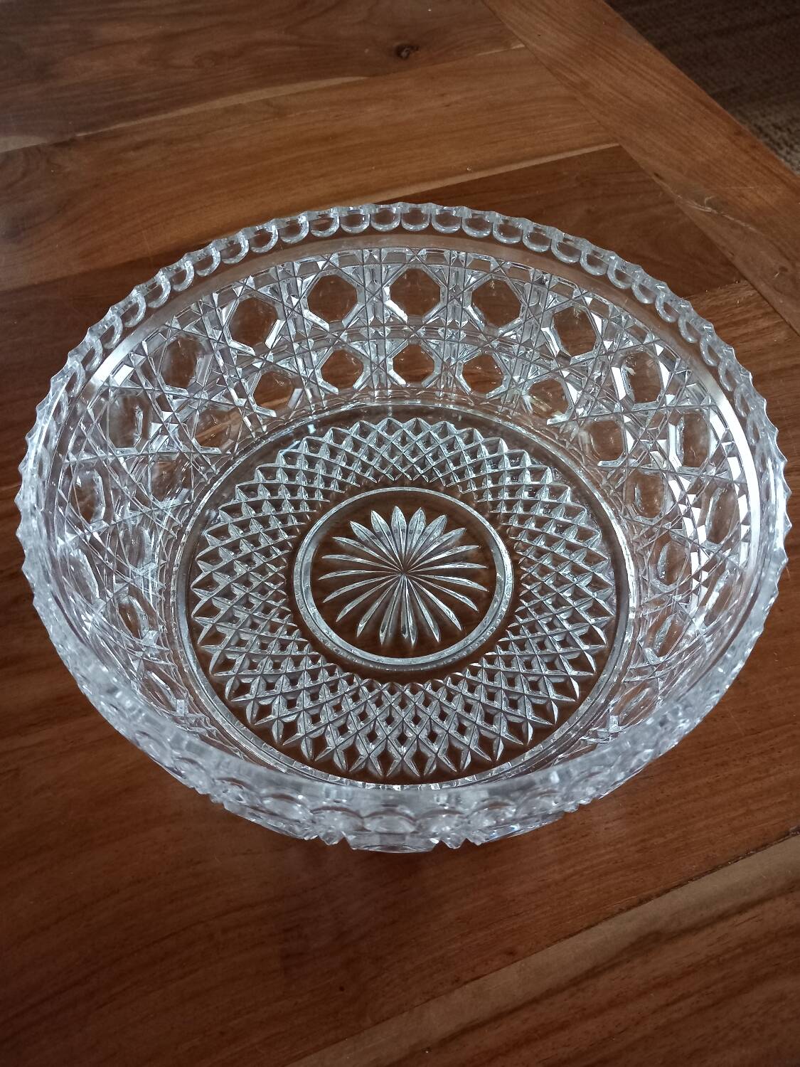 Saladier ou plat ancien, en verre épais ciselé