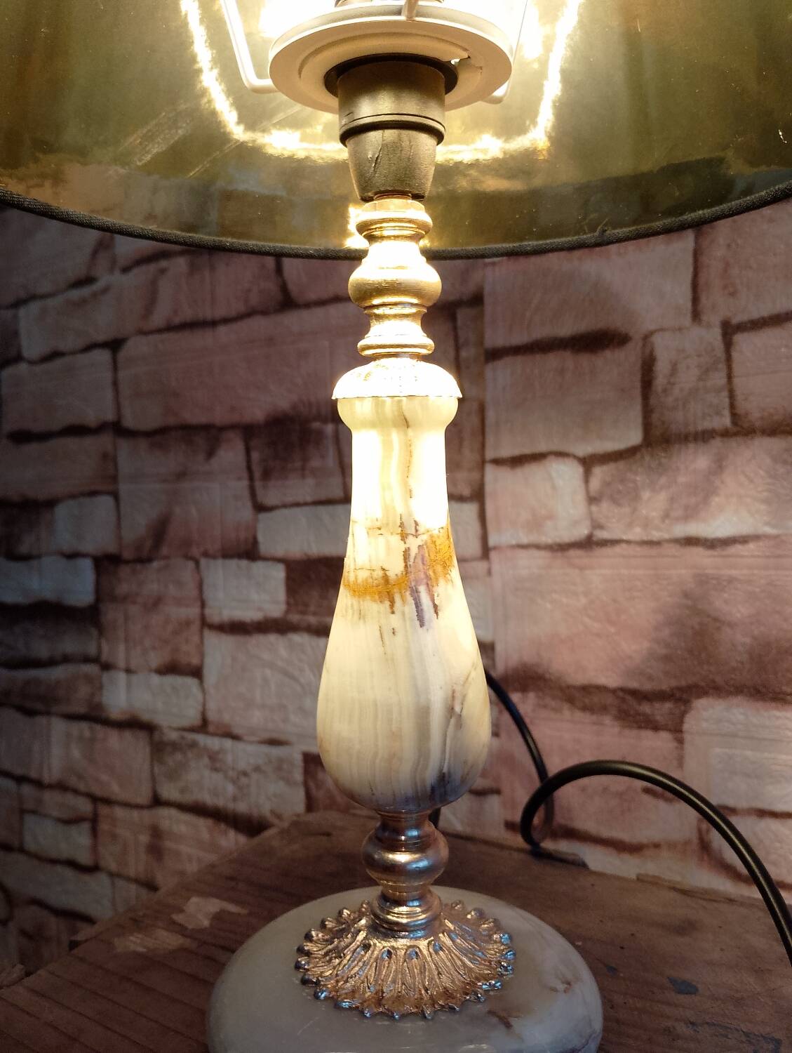 Sell a prestigious lamp made of genuine Onyx and chiselled gilded bronze.