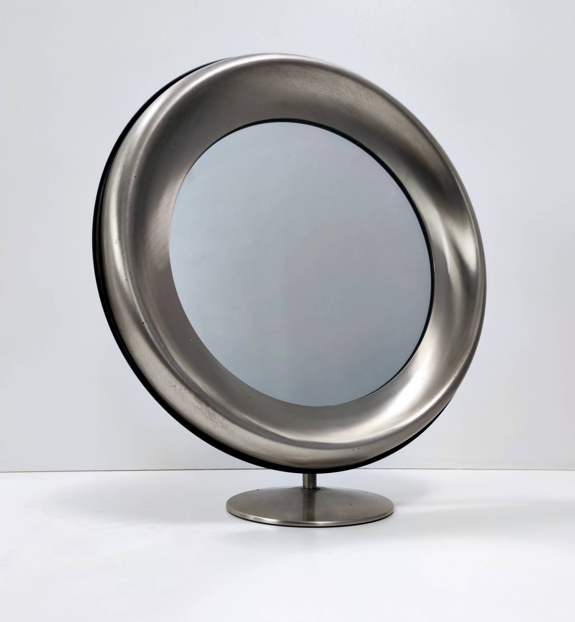 Miroir de courtoisie rond en laiton anodisé, attribution à Sergio Mazza, Italie