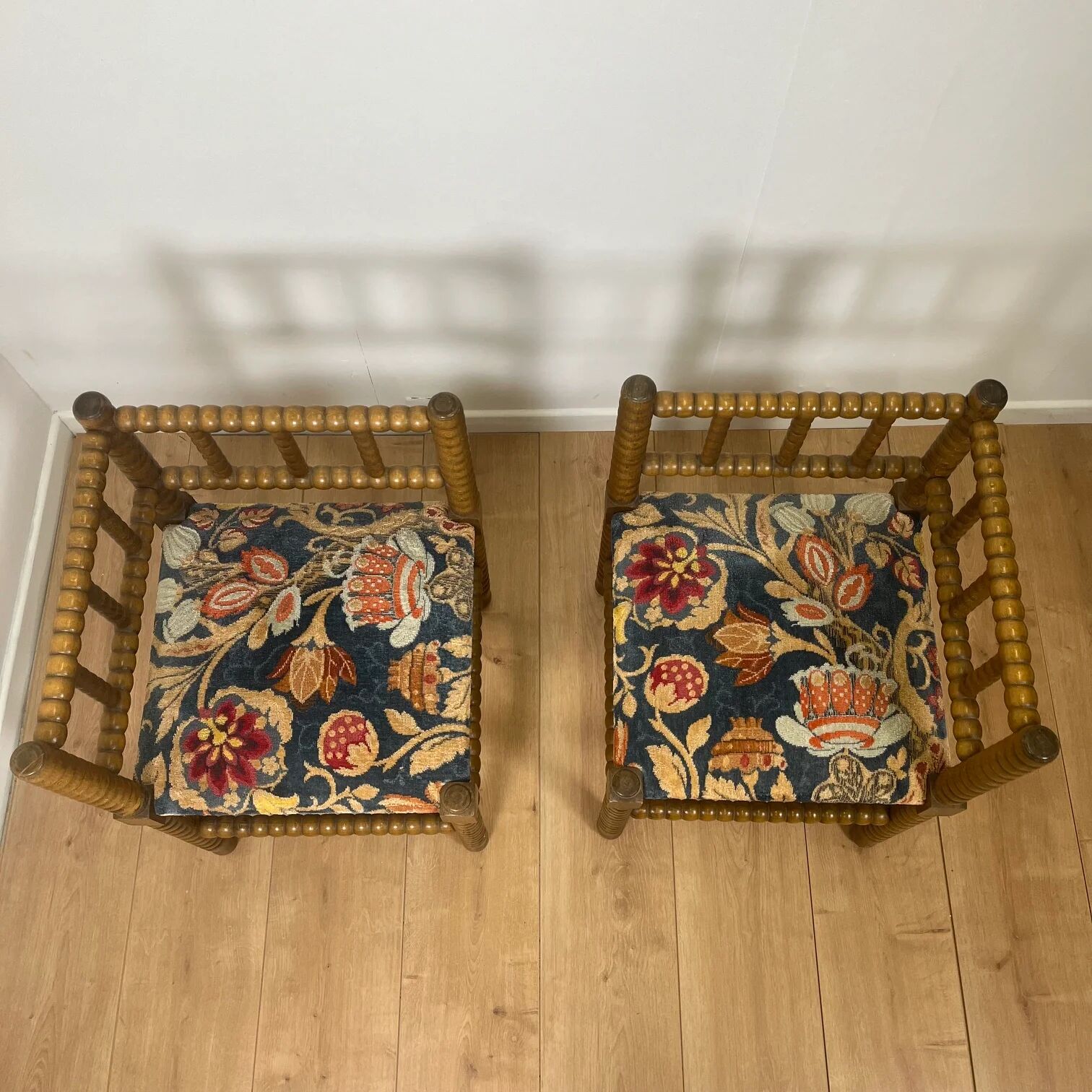 Duo de chaise d'angle en bois tourné bobines et assise tissu, milieu XXème