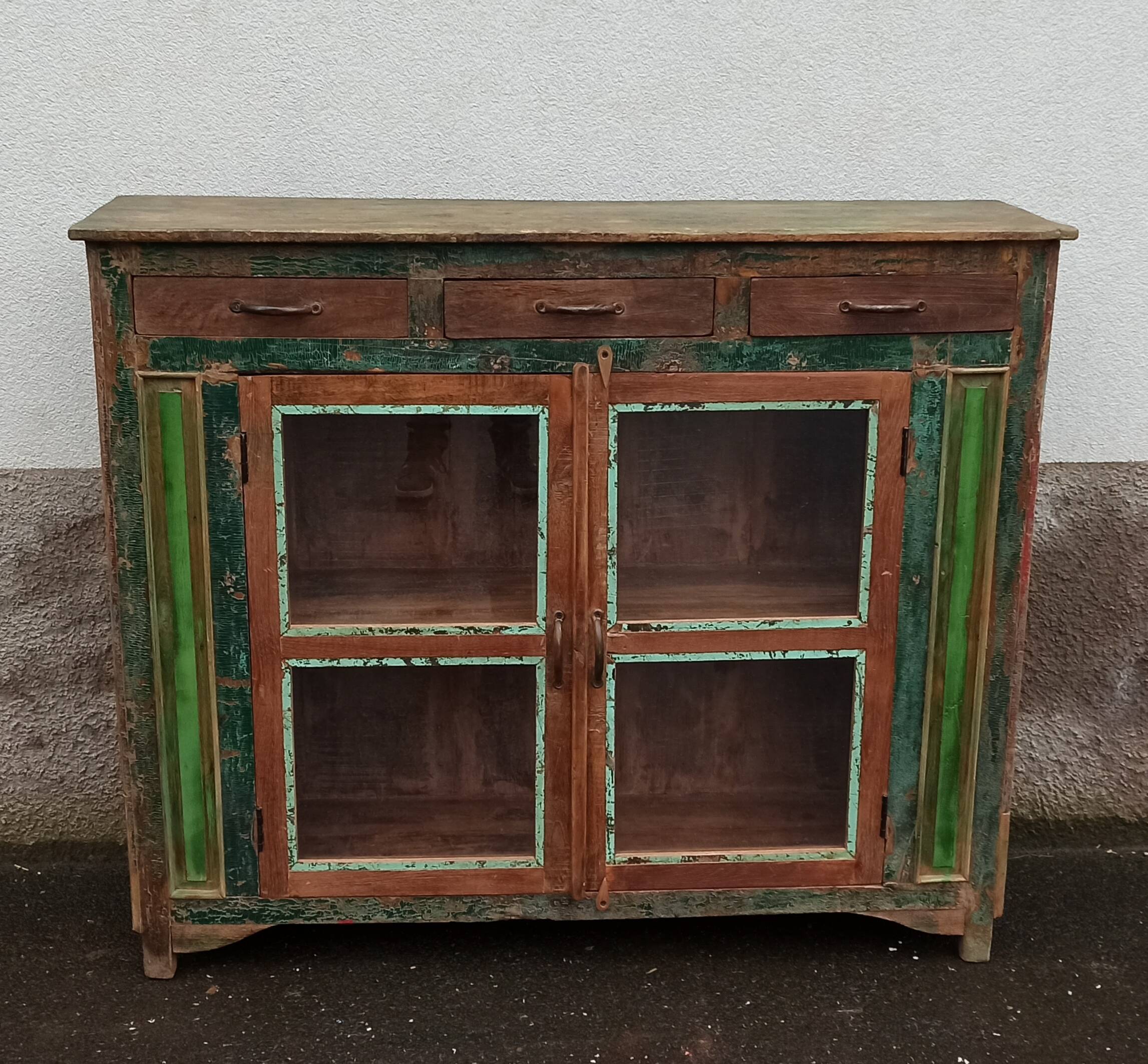 Glazed wooden sideboard with 2 doors