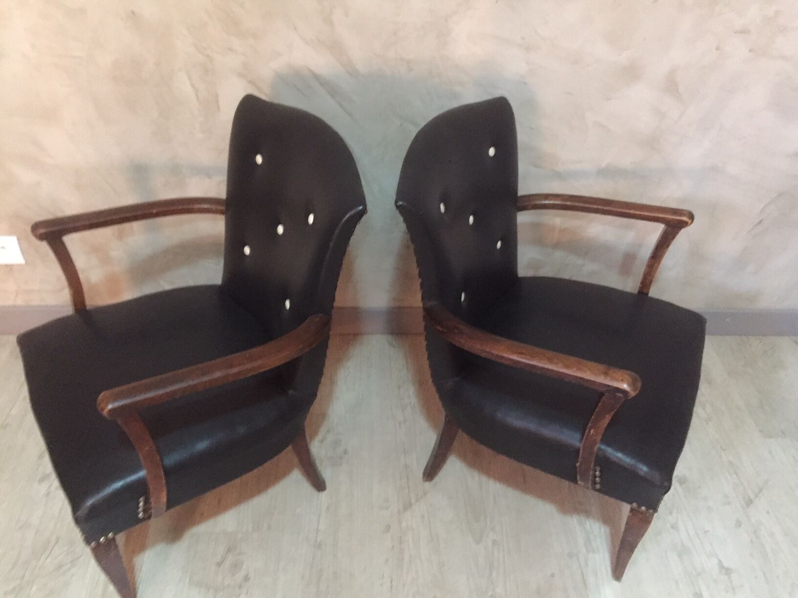 Paire de fauteuils en skai noir 1940