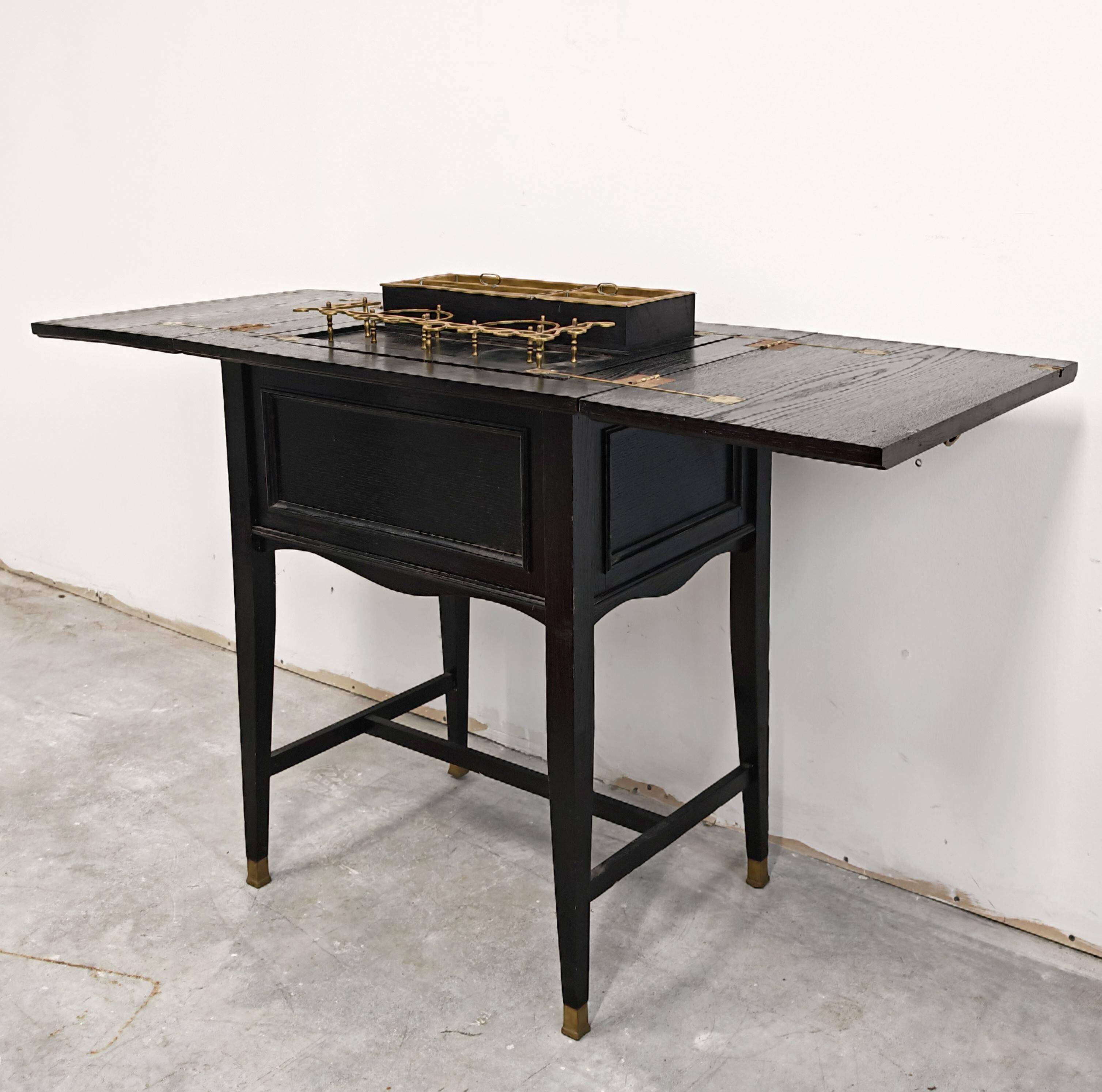 Cabinet de bar Sécession de Vienne en chêne noirci et laiton 1910