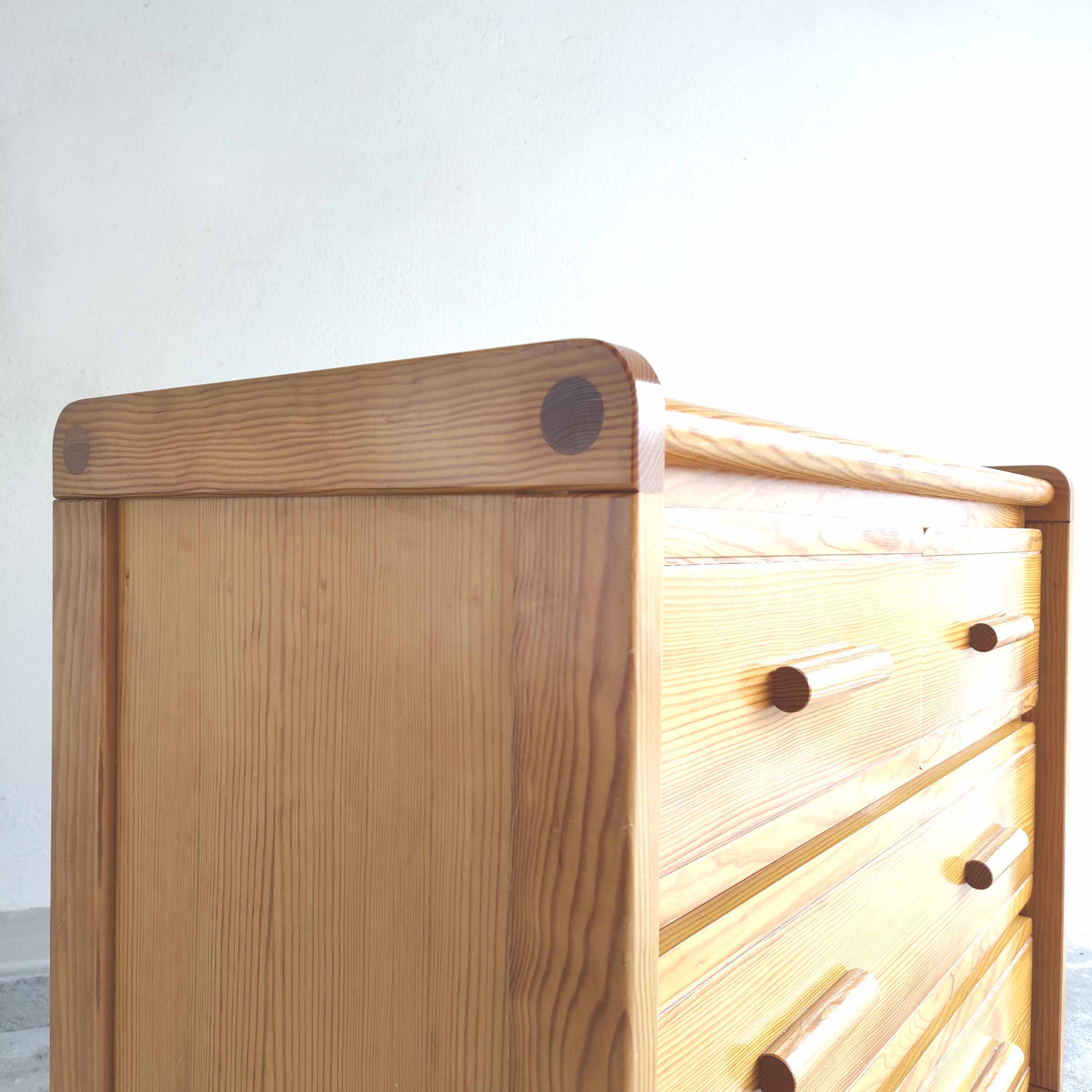 Vintage pine chest of drawers