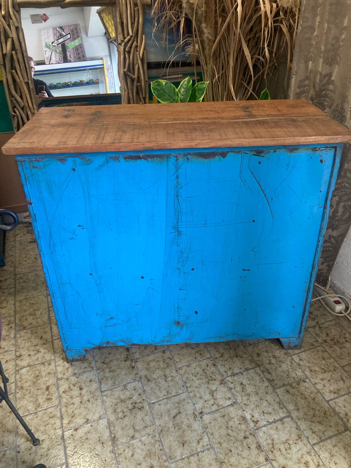 Workshop furniture with 20 blue lockers
