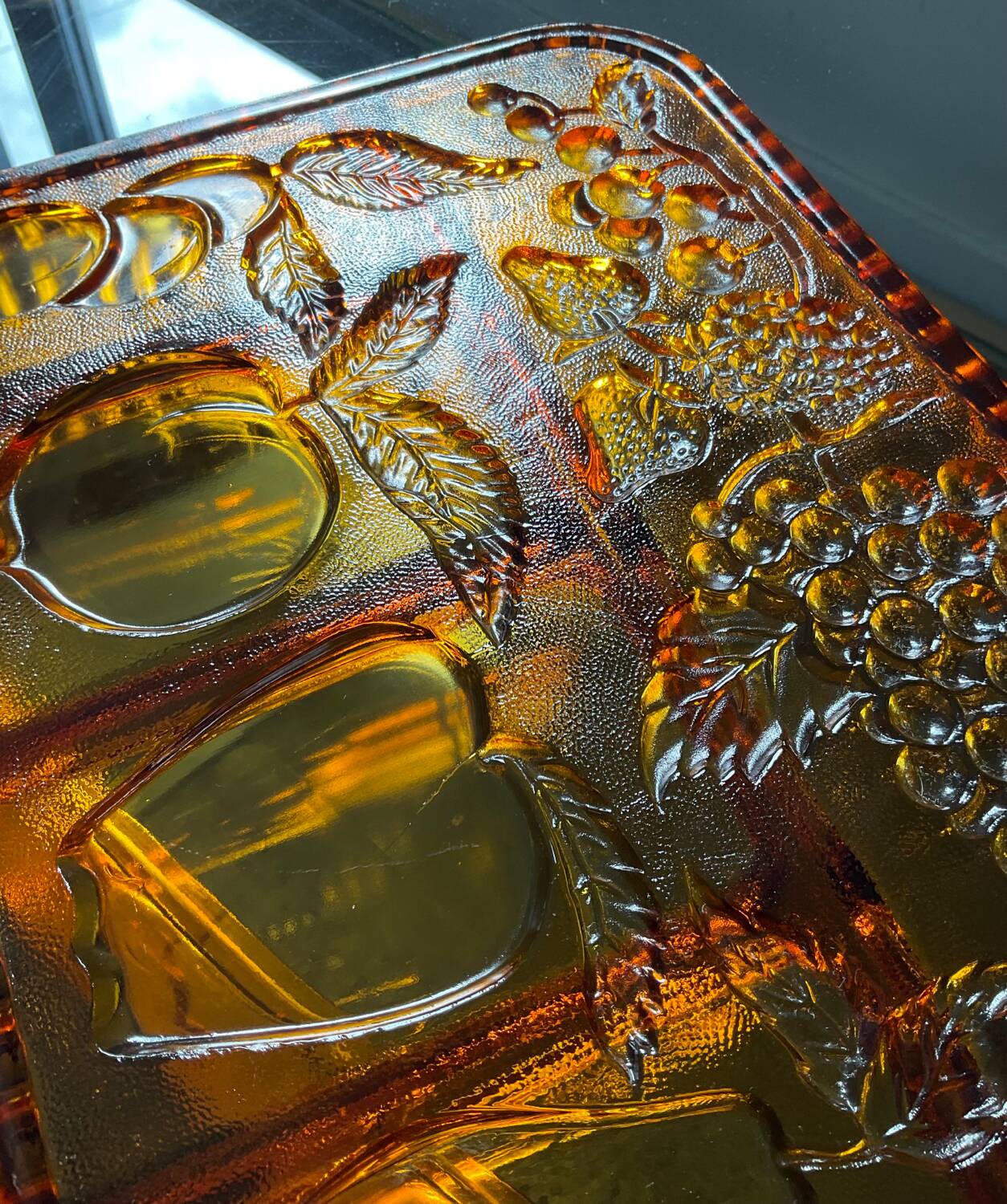 Plateau vintage en verre moulé ambré
