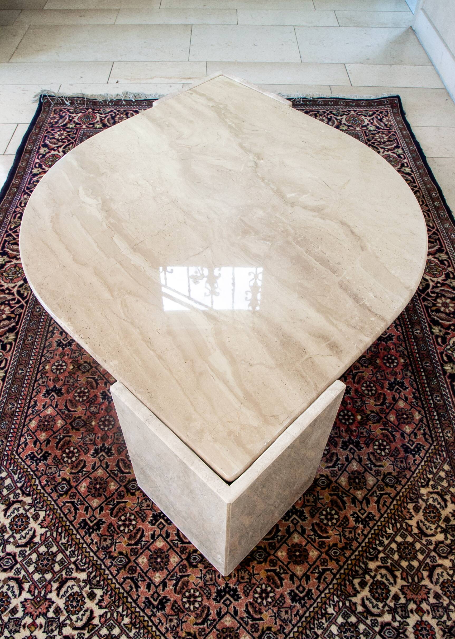 Table basse Roche Bobois forme œil en travertin 1970/80