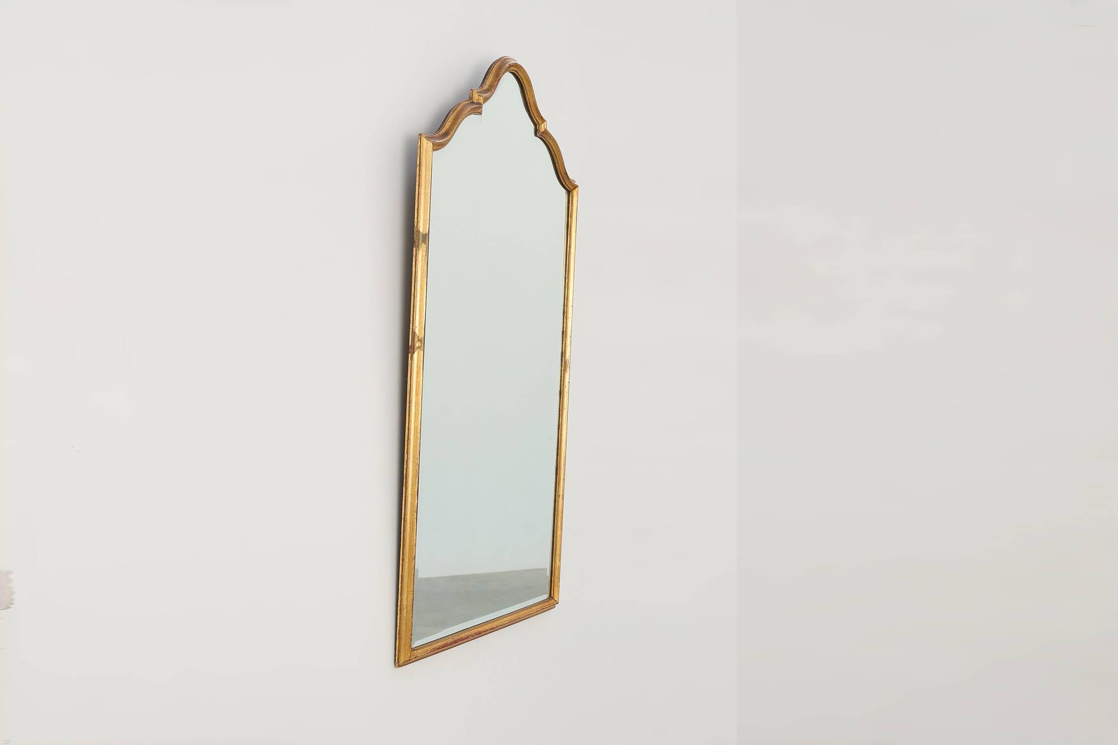 Miroir doré en arc avec sommet ogival mauresque, France, vers 1920