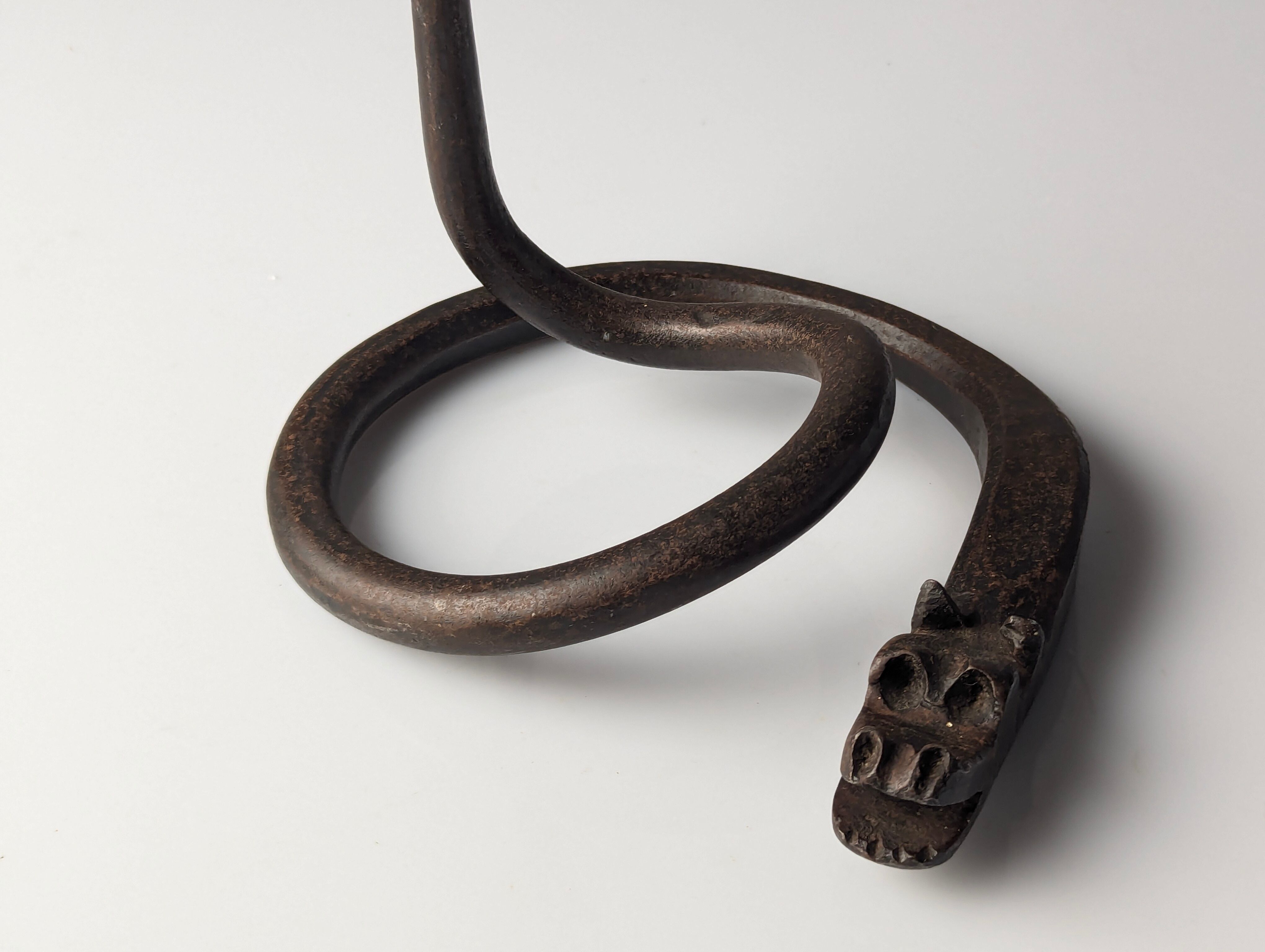 Candelabre en fer forgé avec tête de dragon, style Samuel Yellin, 20e siècle