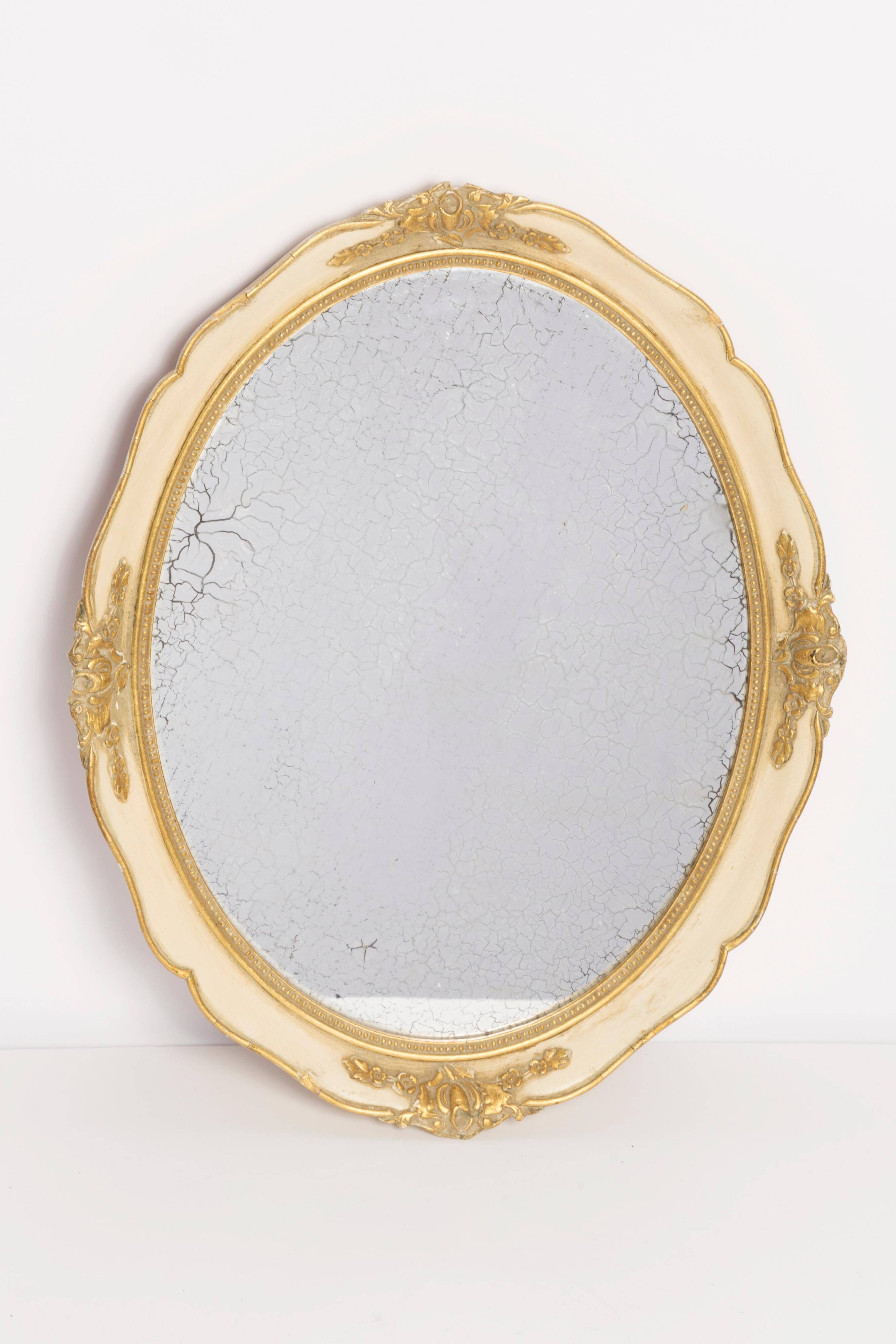 Miroir décoratif moyen en bois doré avec verre d'origine et patine, Italie, années 1960
