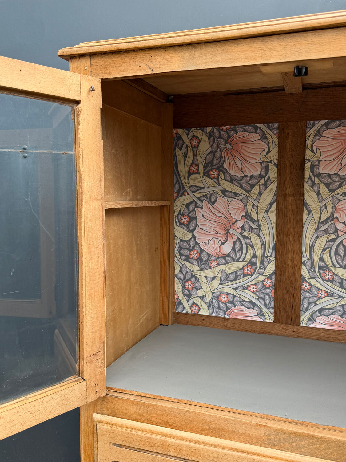 Art Deco glass-fronted Parisian buffet in raw wood