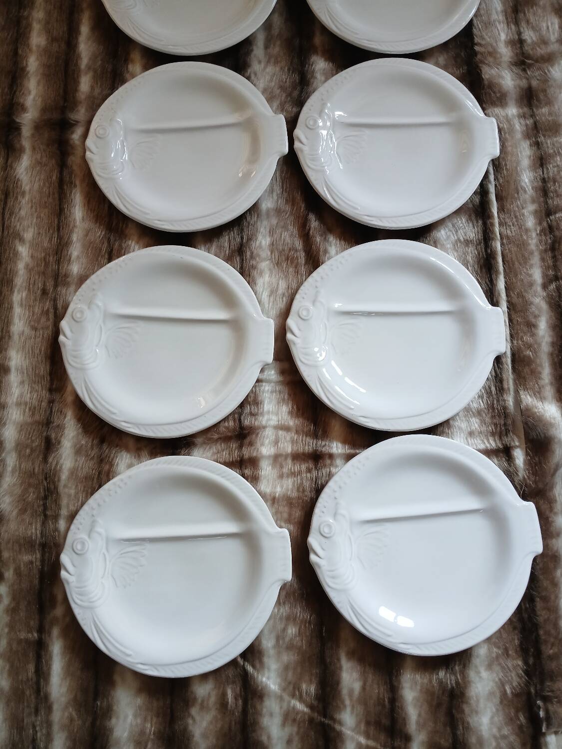 12 flat plates in earthenware/fish