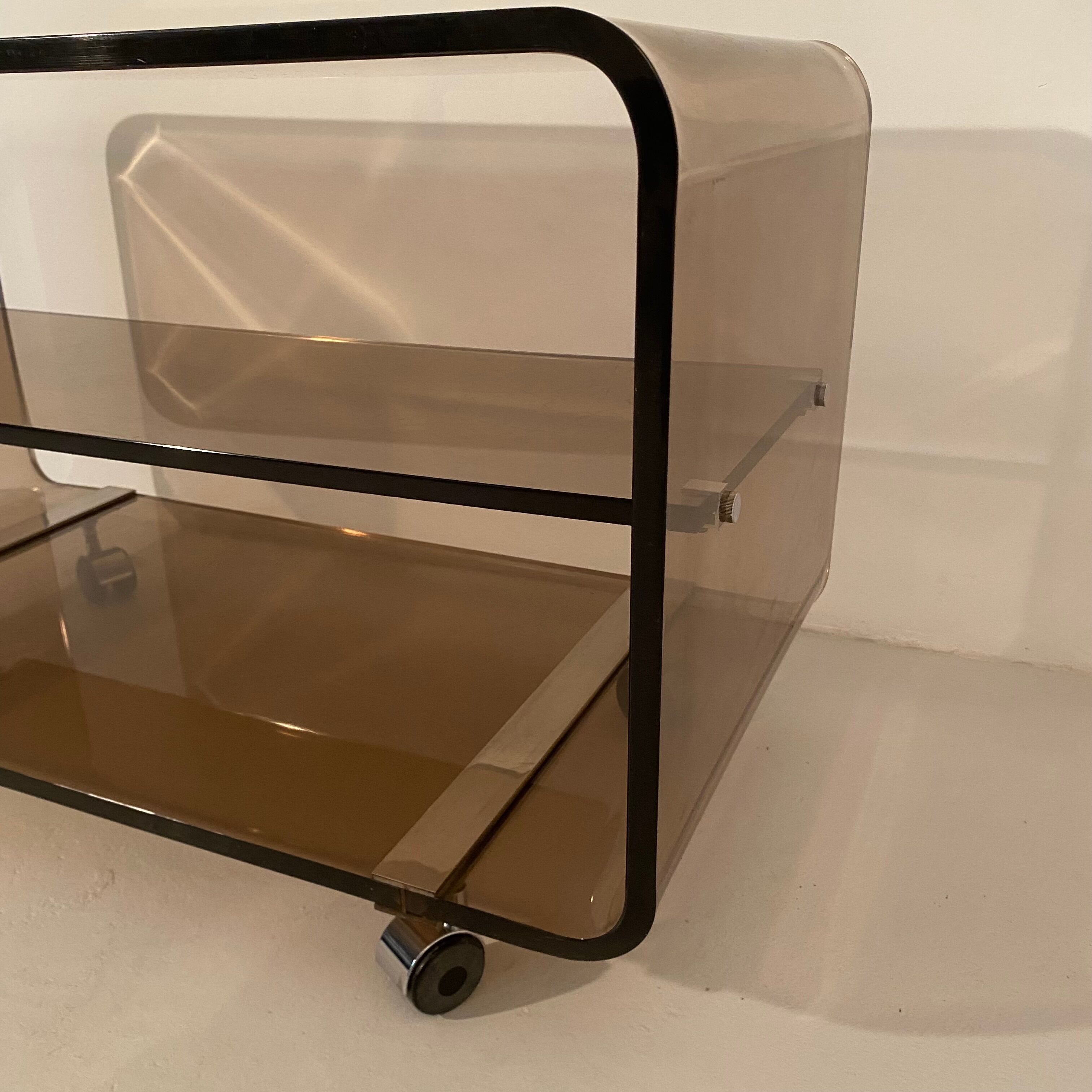 Coffee table served by Michel Dumas for Roche Bobois. 1970