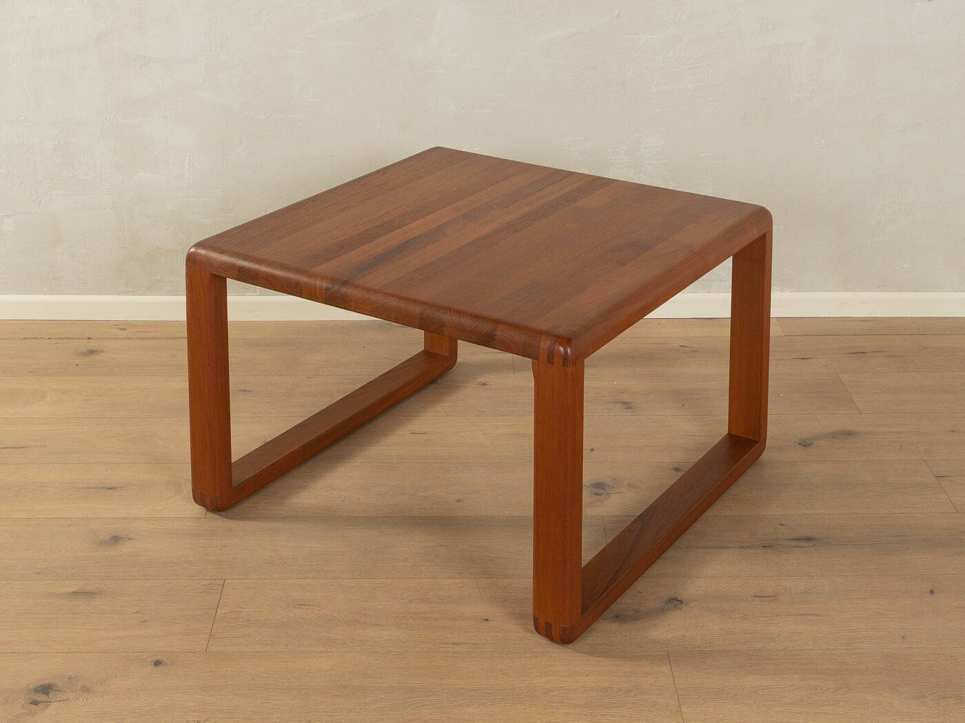 Table basse classique par Niels Bach A/S des années 1960