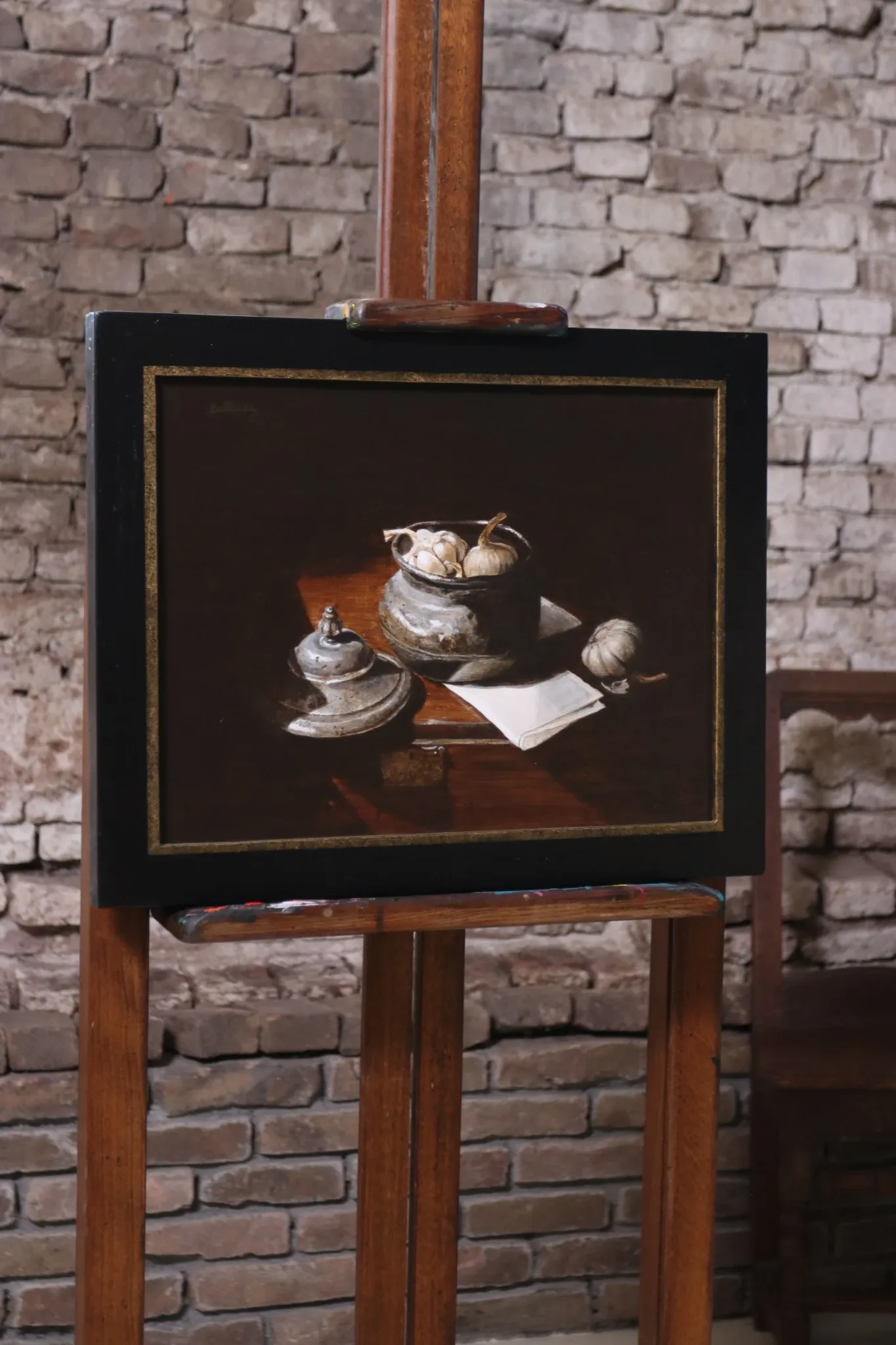 Still life with pewter pot and garlic – Marjolein van den Berg, c. 2011