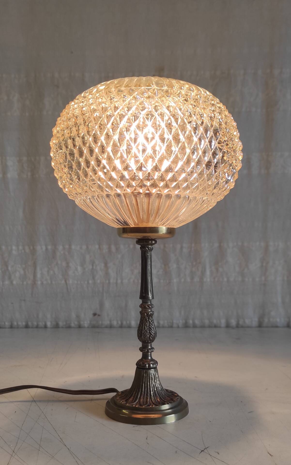 Table lamp in gilded brass and amber glass - mid 20th century.
