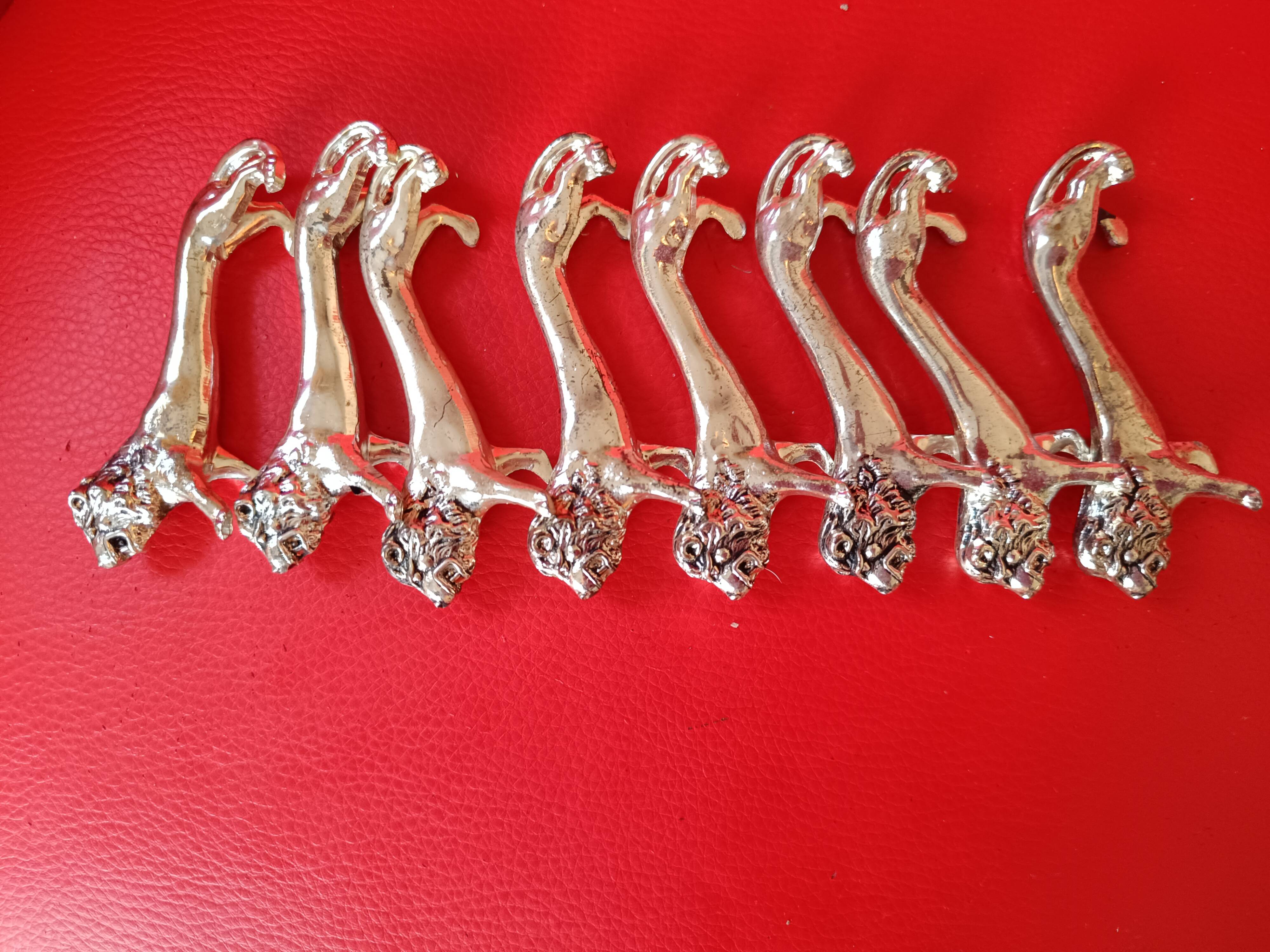 Set of 8 silver metal knife holders. Lion shape.