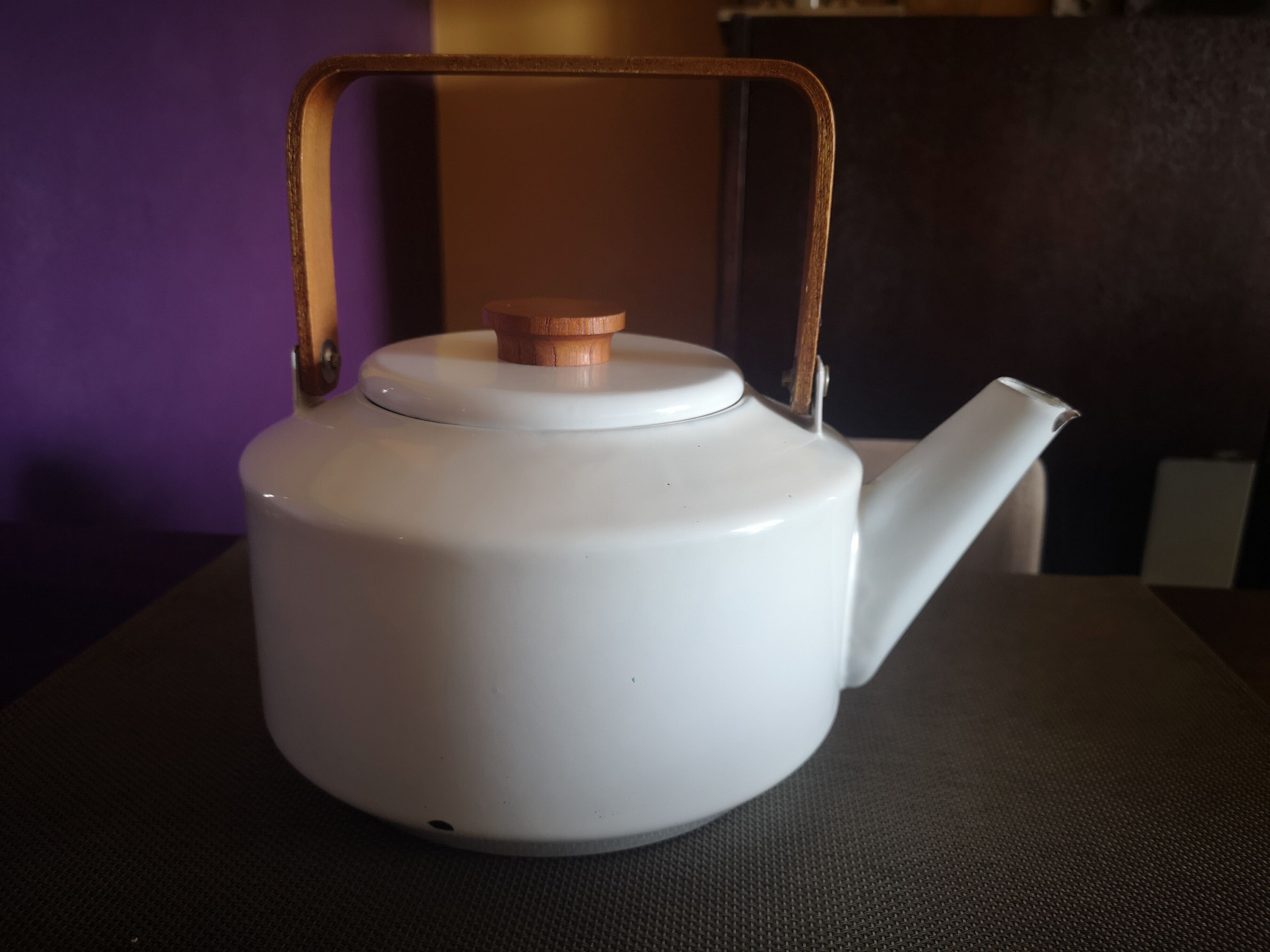 Théière scandinave métal émaillé blanc - Années 1970
