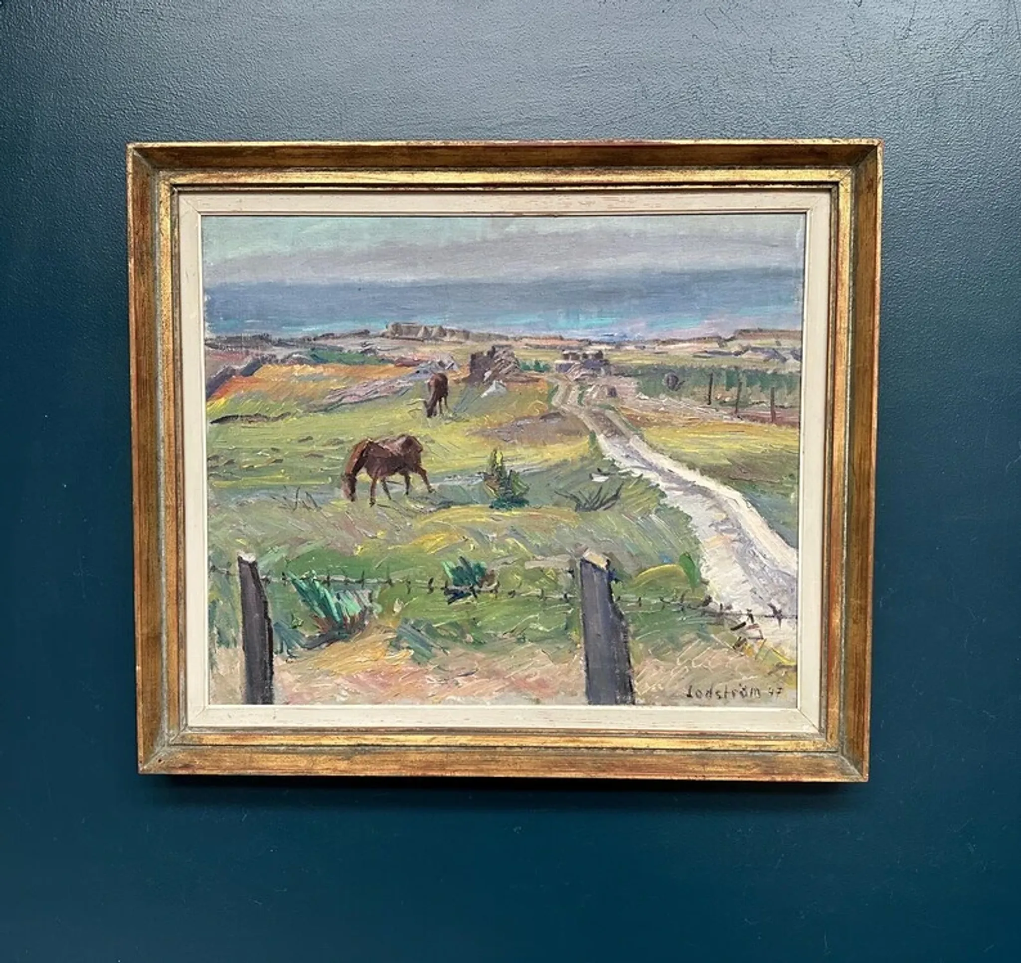 Original Swedish Oil on Canvas – "Coastal Scene with Horses" by Georg Lodström – Signed – 1947 – Framed – 77 × 66 cm