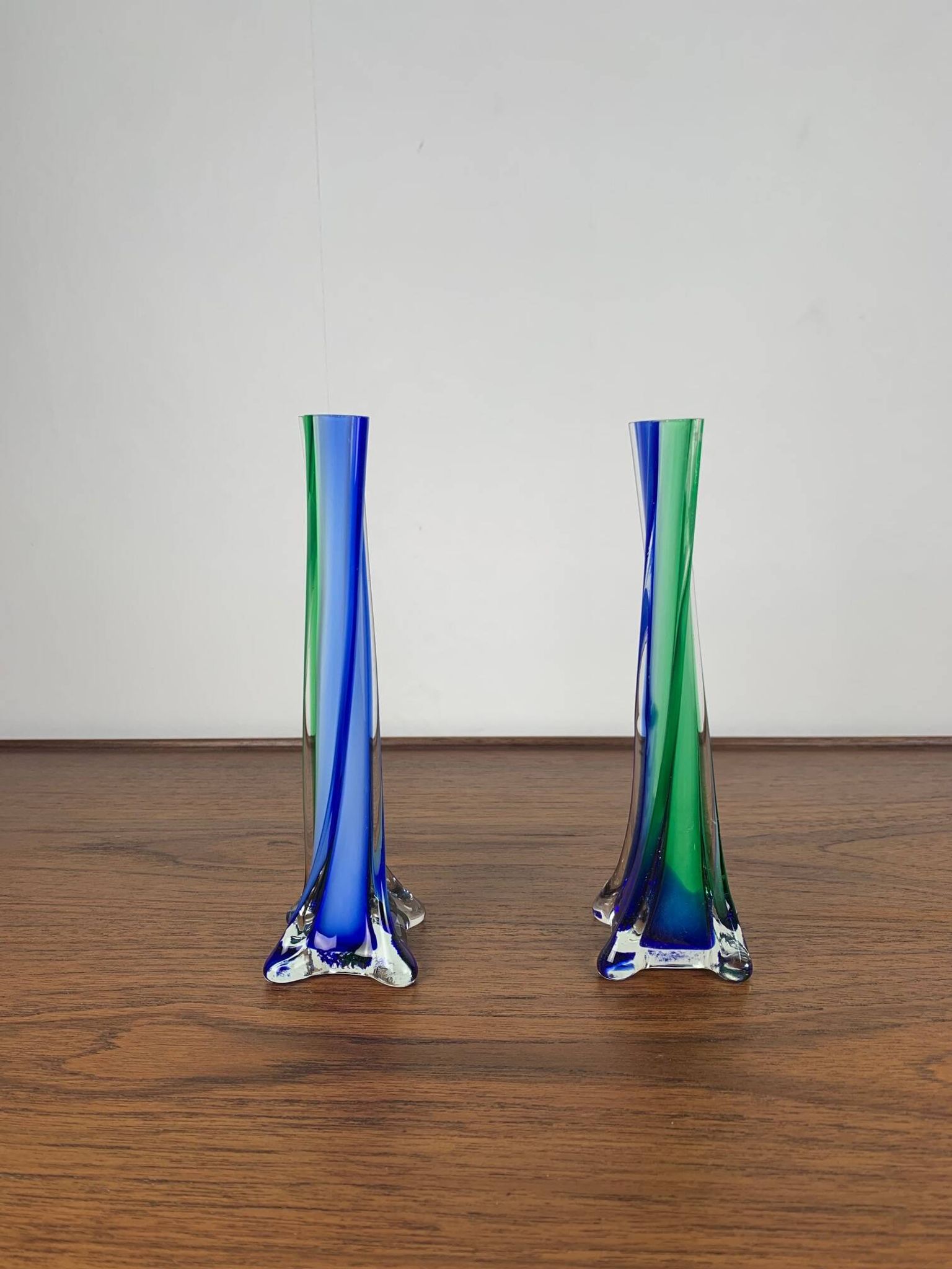Duo de soliflores en verre soufflé de style Murano, vert et bleu