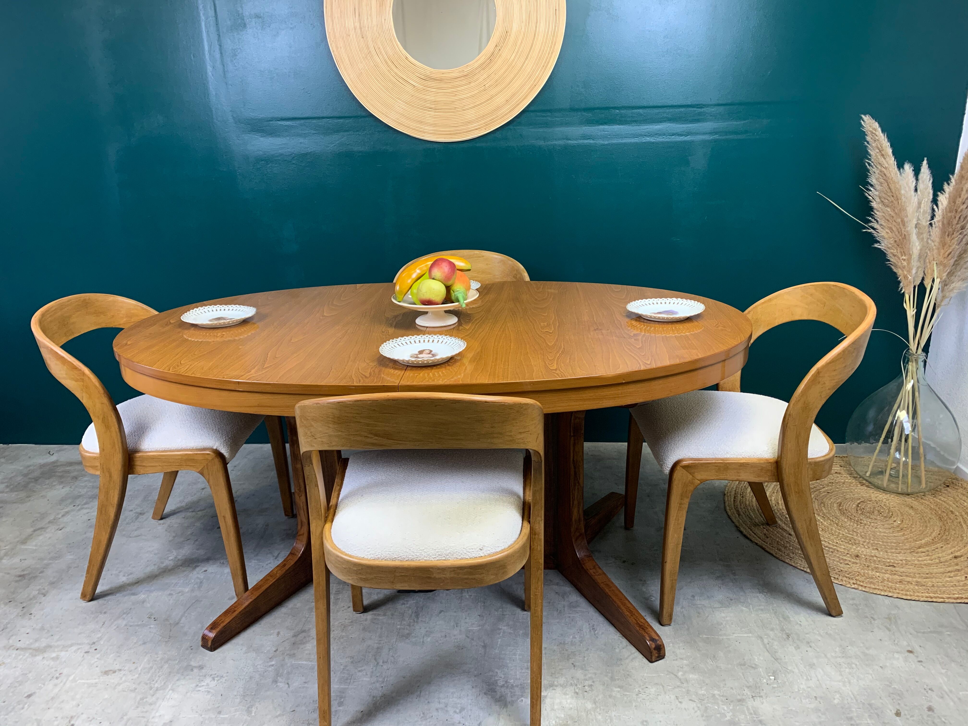 Extendable oval table