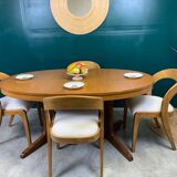 Extendable oval table