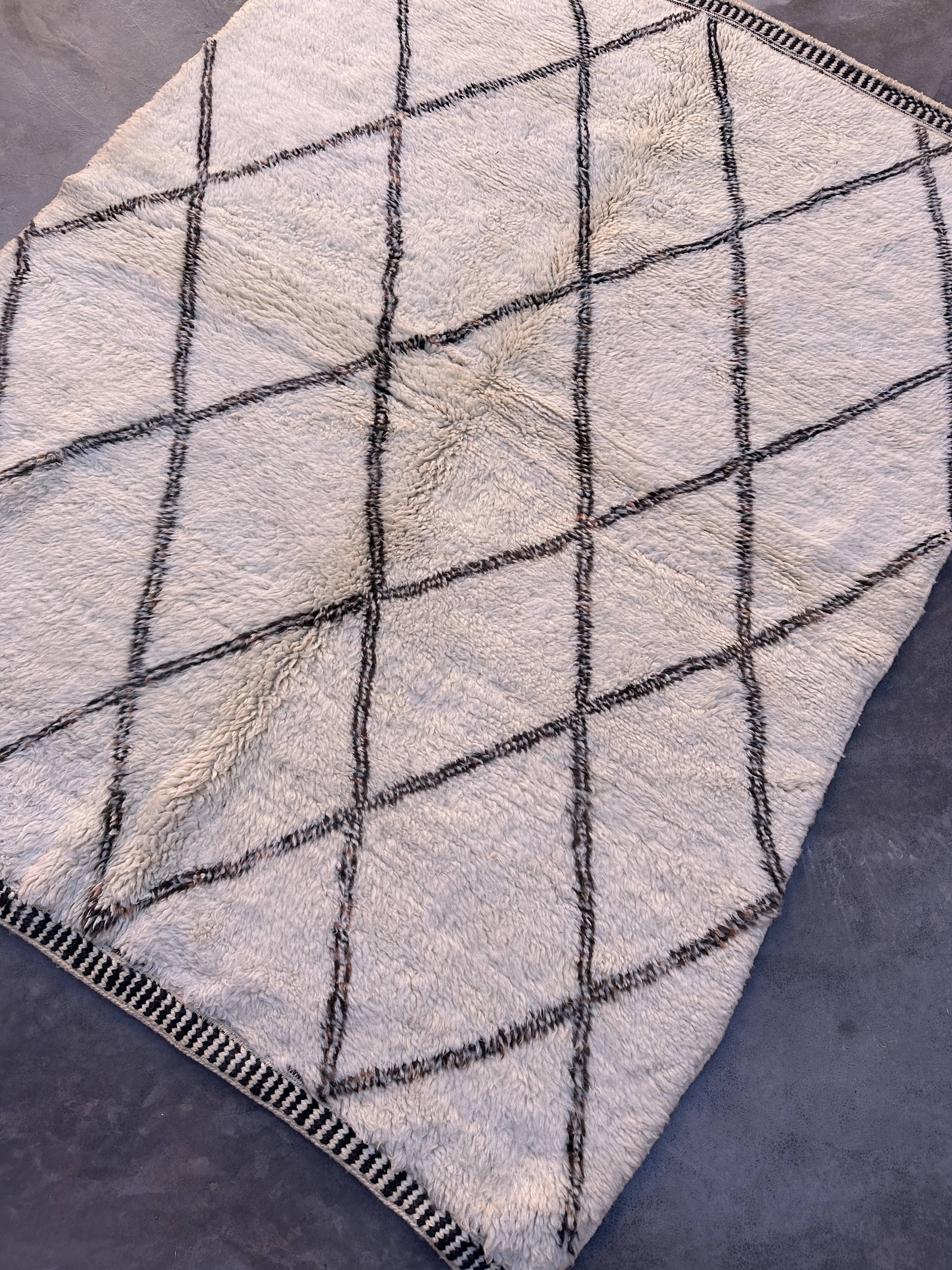 White Beni M'Rirt Moroccan Rug - 168 x 223 cm