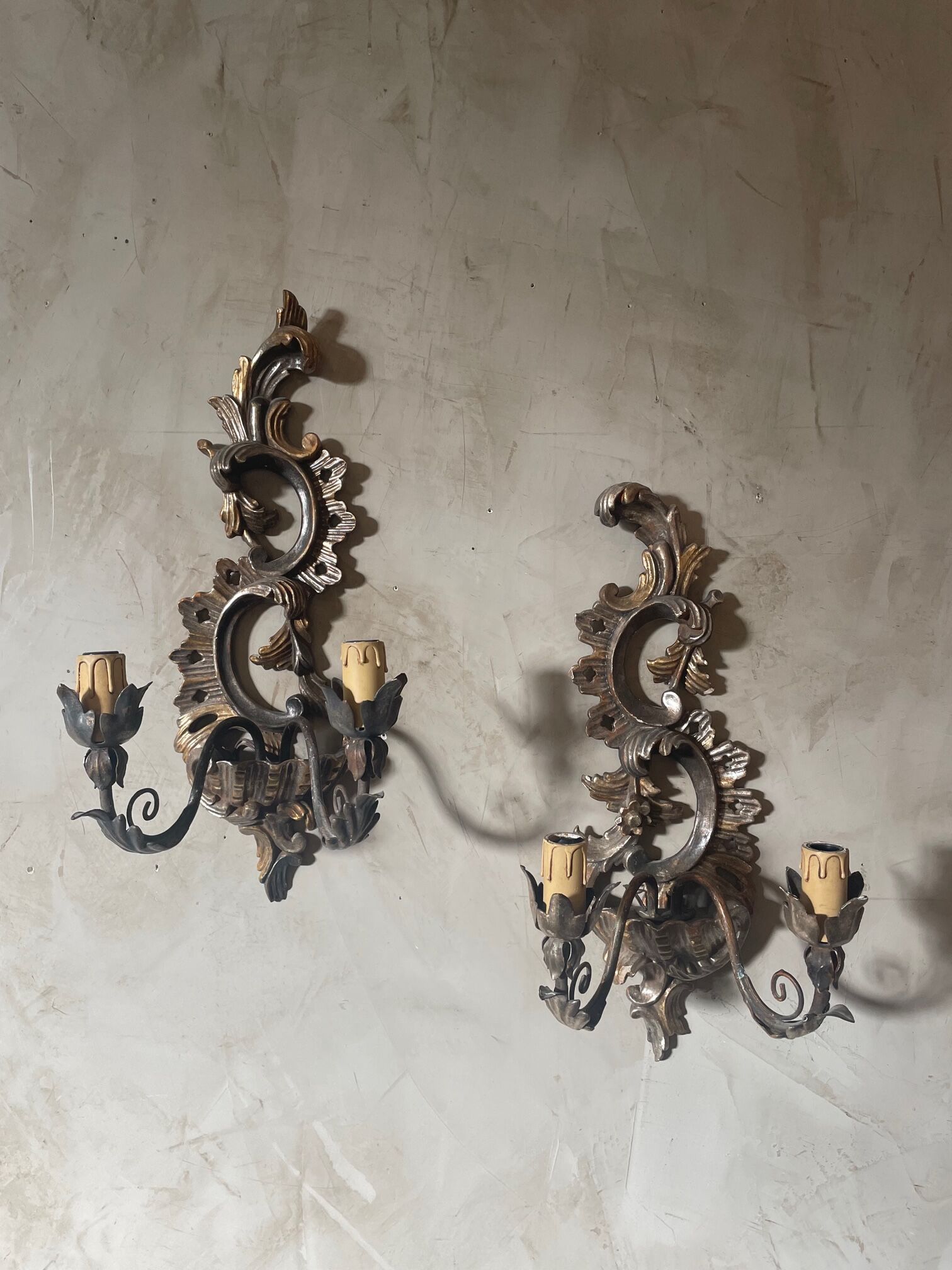 Paire d'appliques en bois sculpté