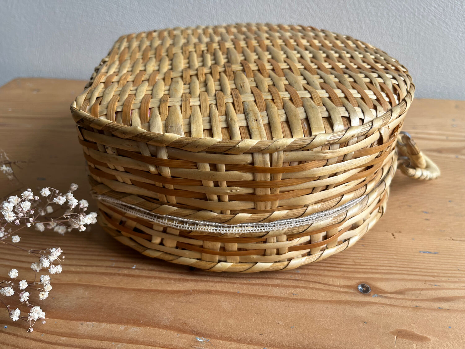 Vintage wicker basket / case