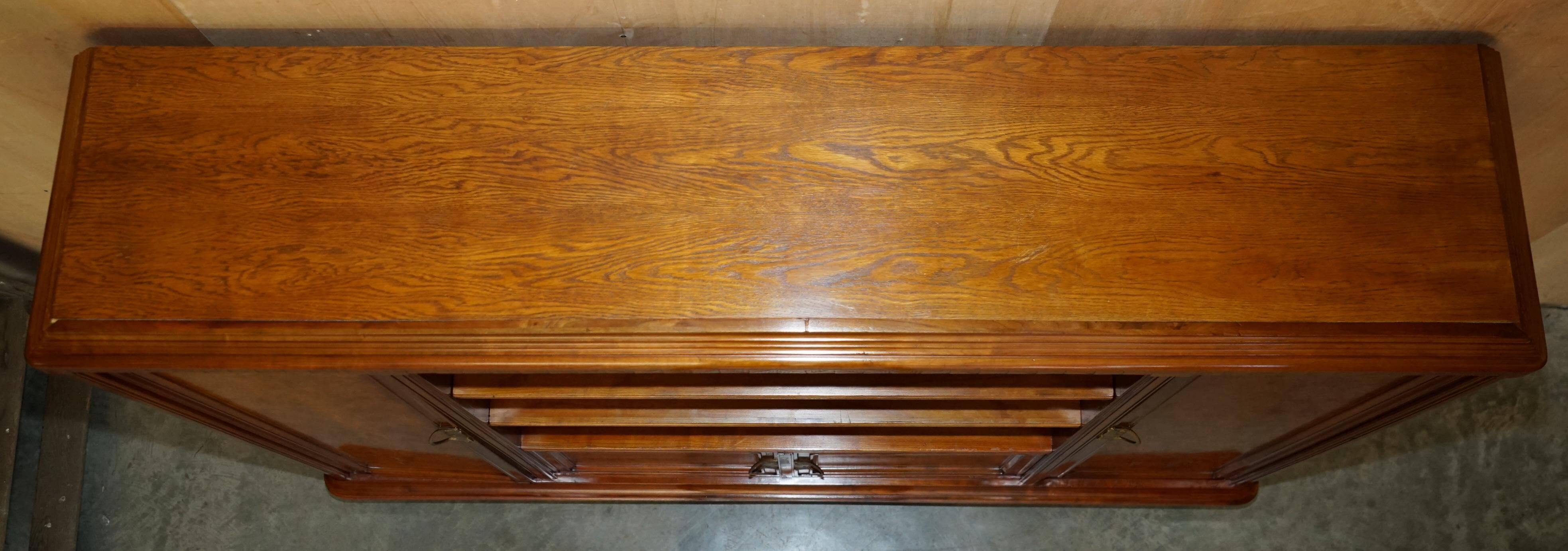 Bibliothèque-armoire Art Nouveau en noyer burr et chêne par Léon Jallot