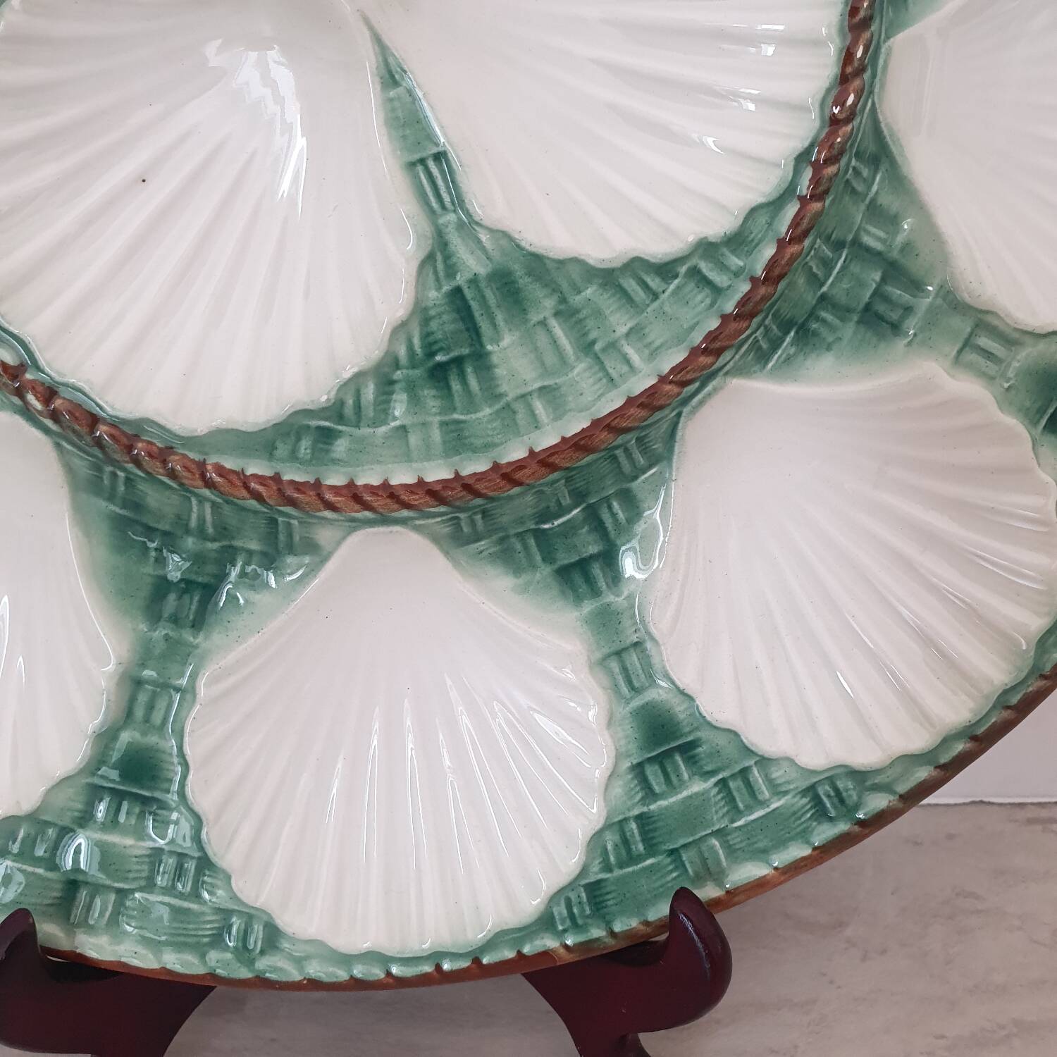 Ceramic scallop serving dish / Barbotine