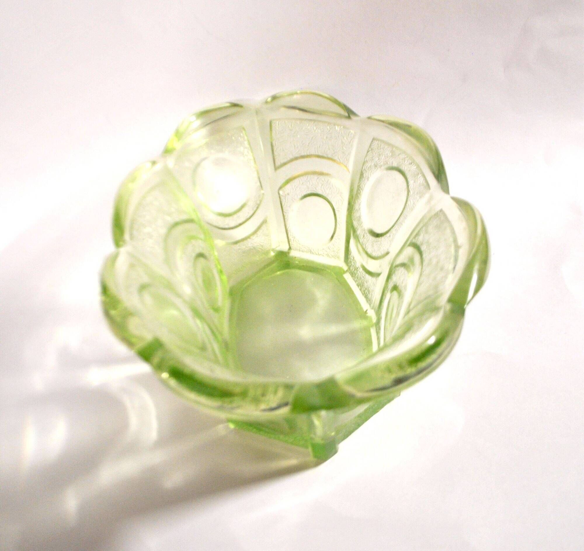 Art Deco oval bowl in green glass – geometric moulded decoration 1920-1930