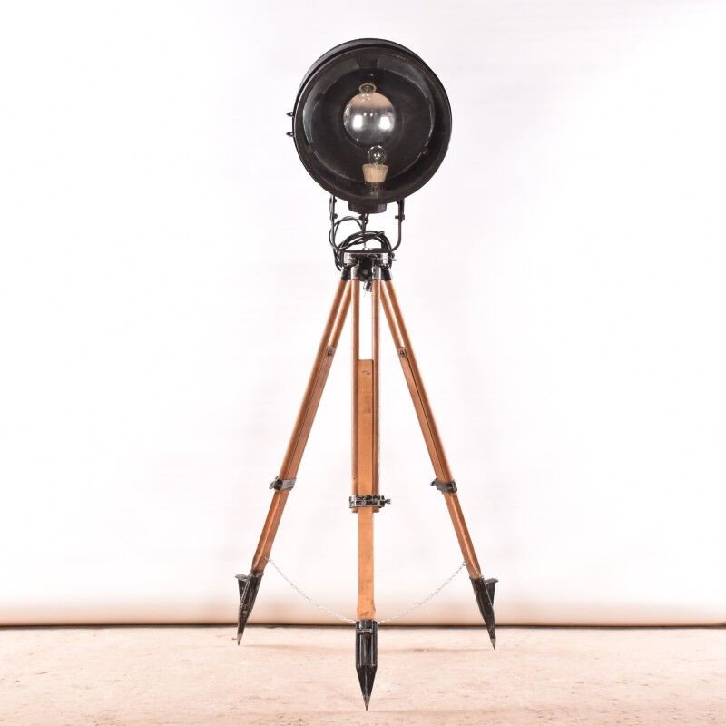 Ancien projecteur industriel sur trépied en bois