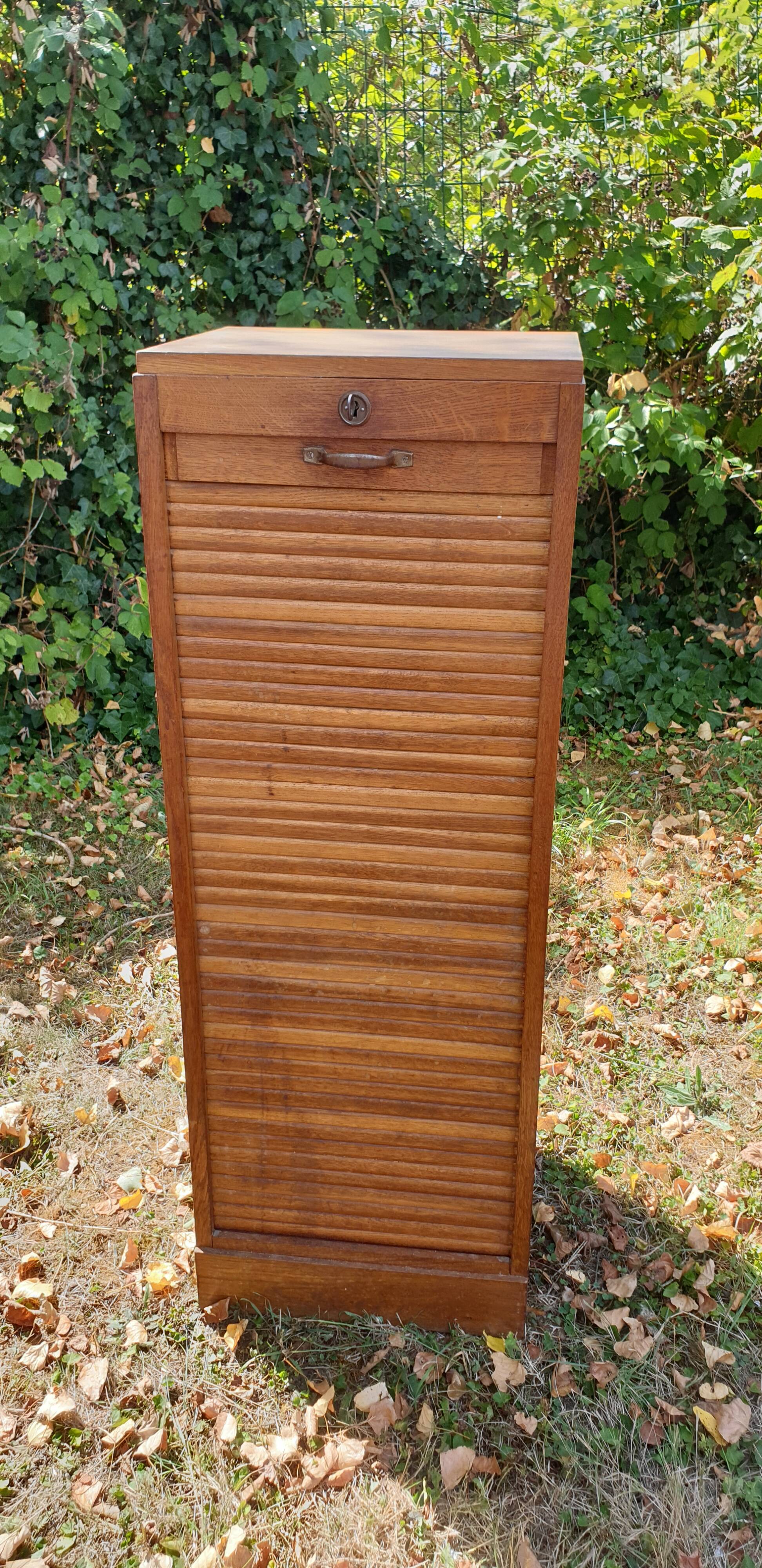 Administrative furniture column