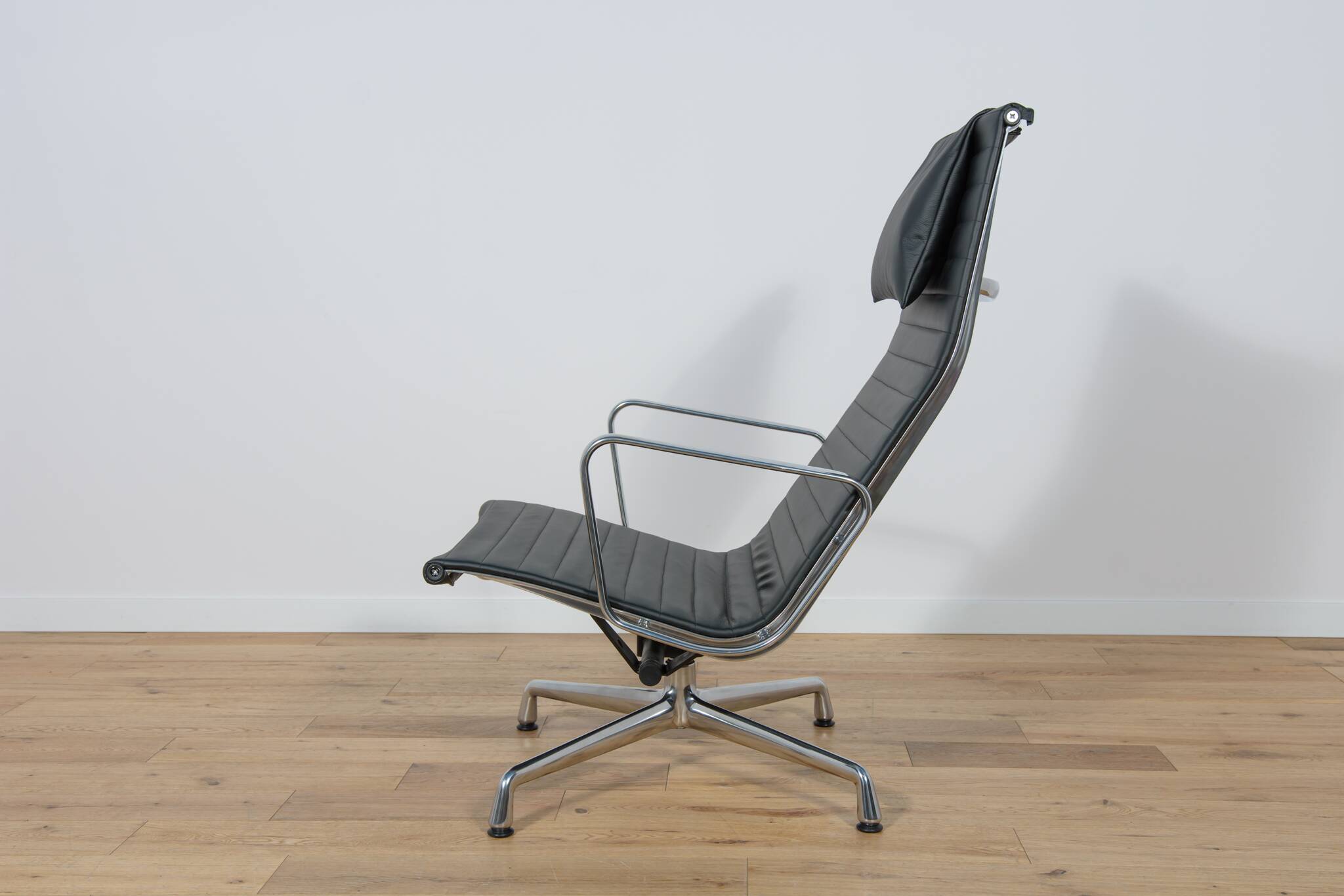 Eames Alu Group EA124 & EA125 Lounge Chair & Ottoman by Charles & Ray Eames for Vitra, 1980s.