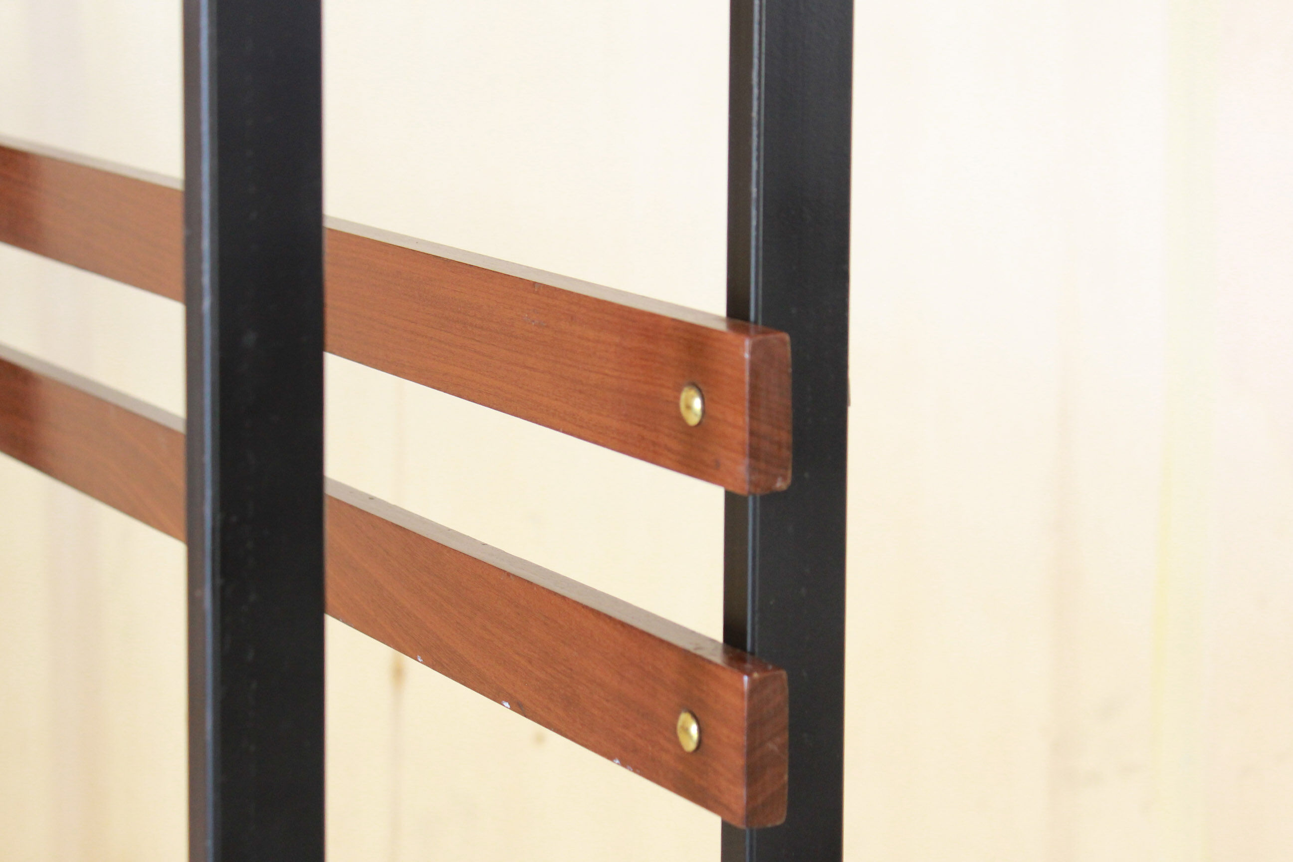 Consolle de bois de vitange des années 50 dans le modèle scandinave
