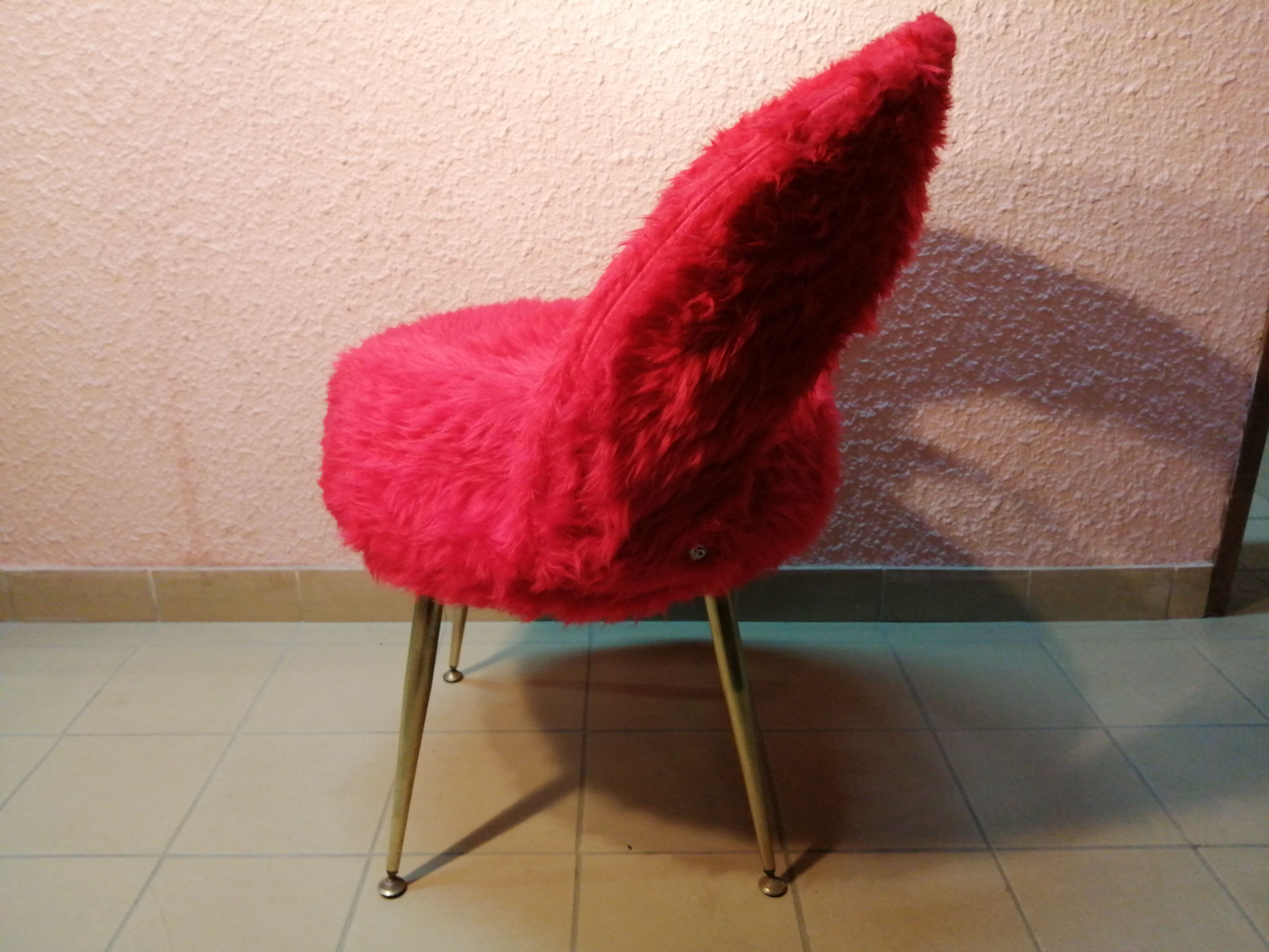 Pelfran-minded red Moumoute armchair