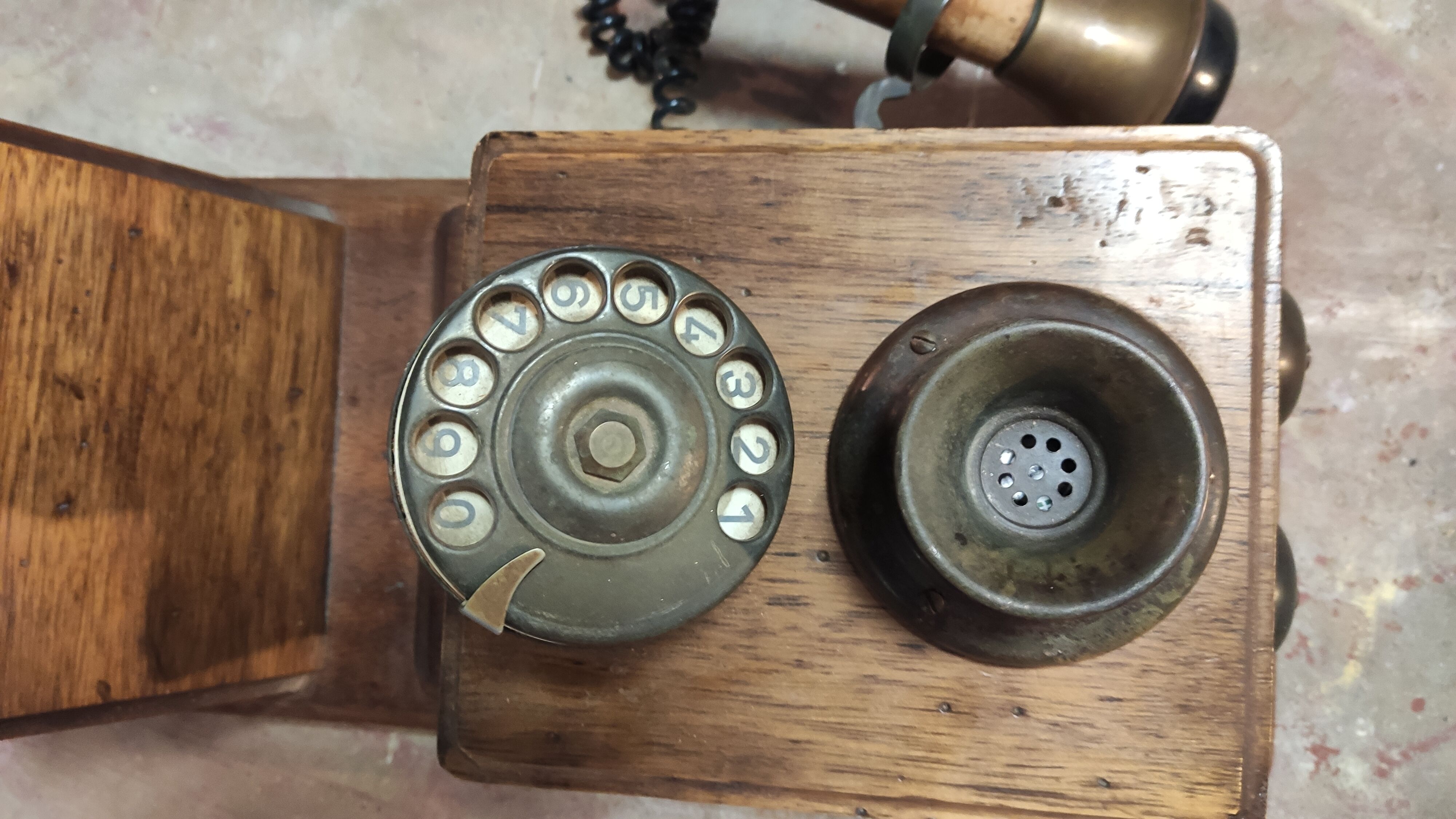 Téléphone décoratif en bois et laiton