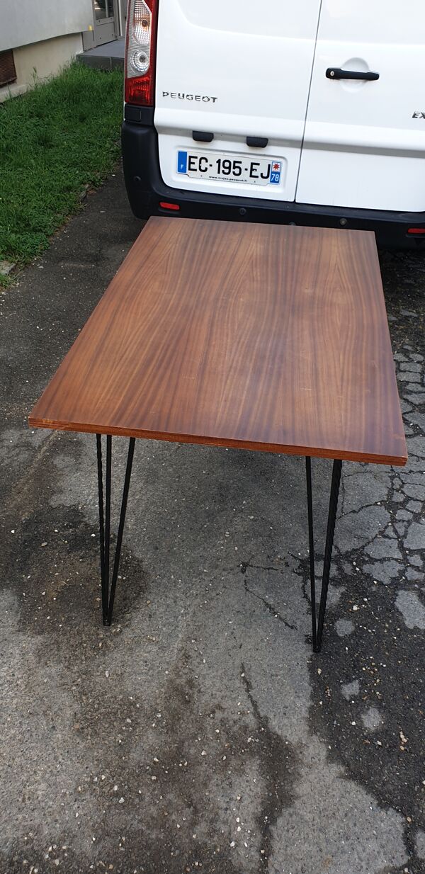 Table scandinave avec pietement Eiffel