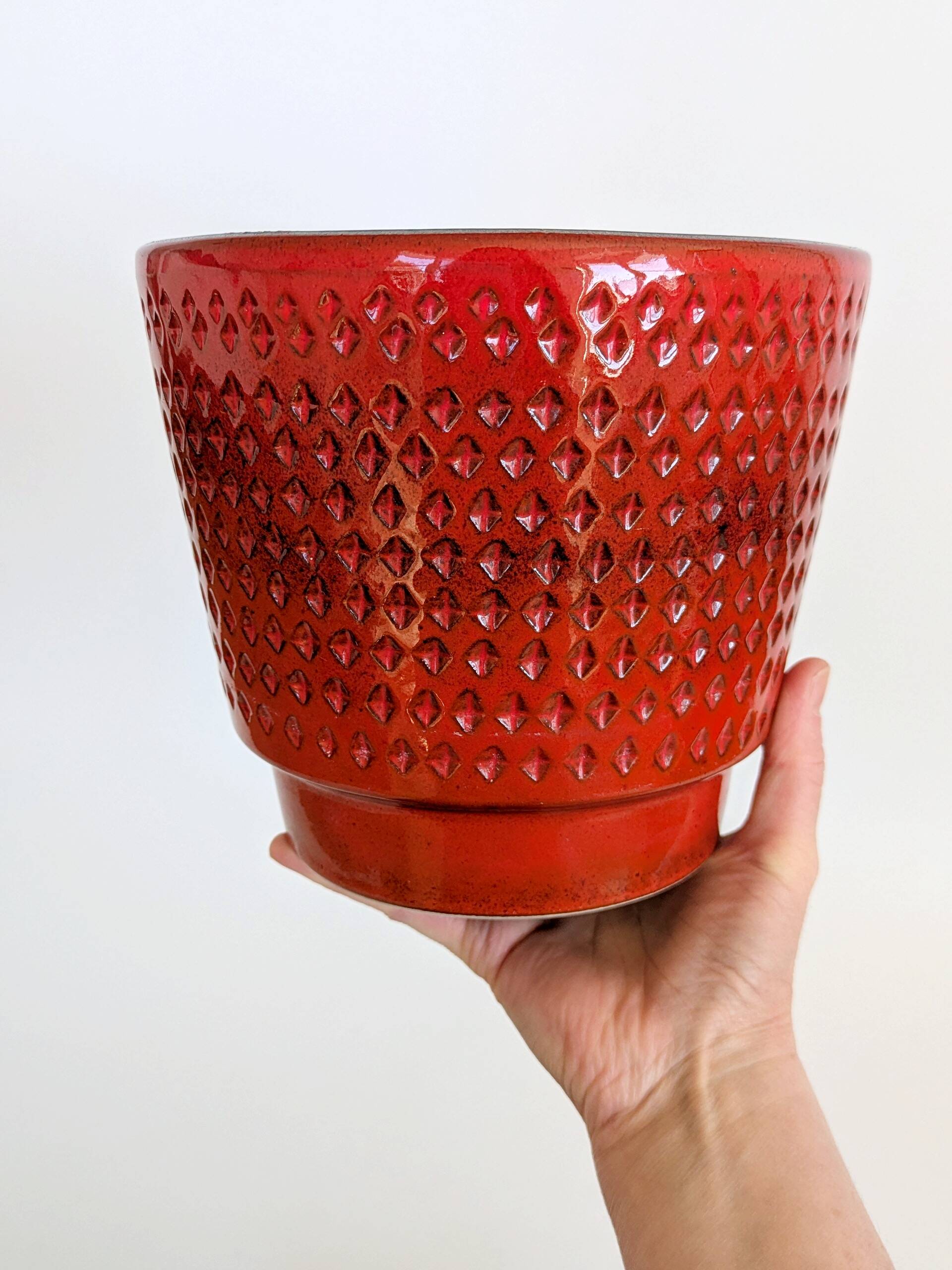 Grand cache-pot vintage en céramique allemande, texture fraise rouge