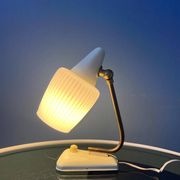 Lampe de bureau en verre opalin de style Art déco du milieu du siècle