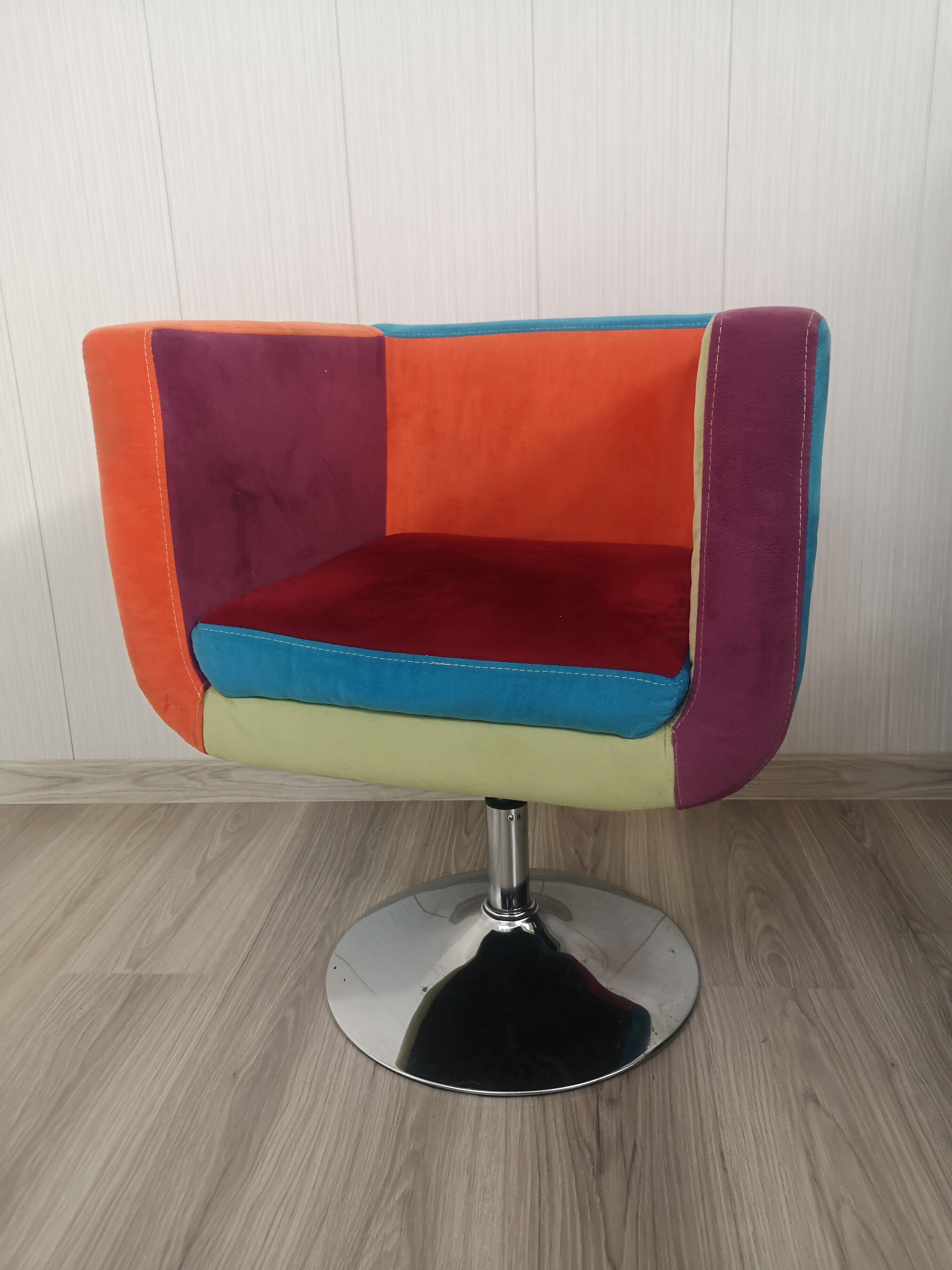 Multicolors swivel armchair
