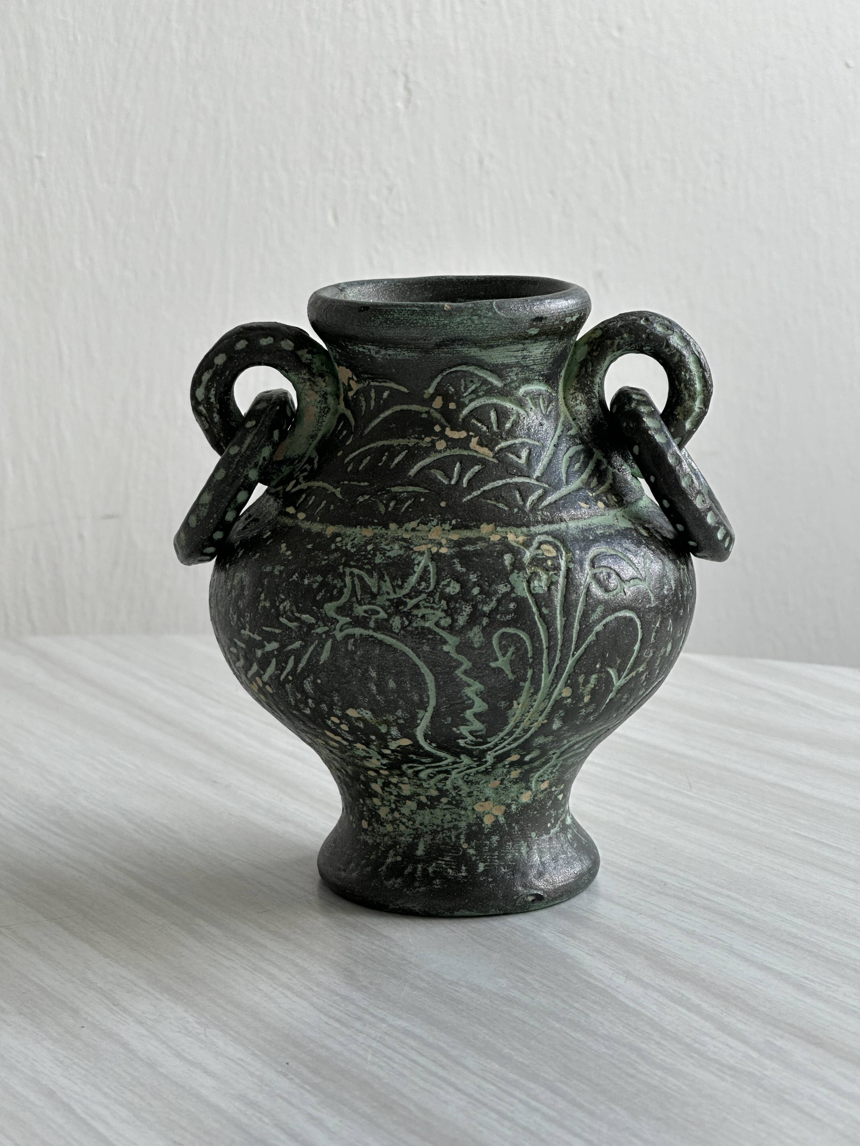 Green face vase.