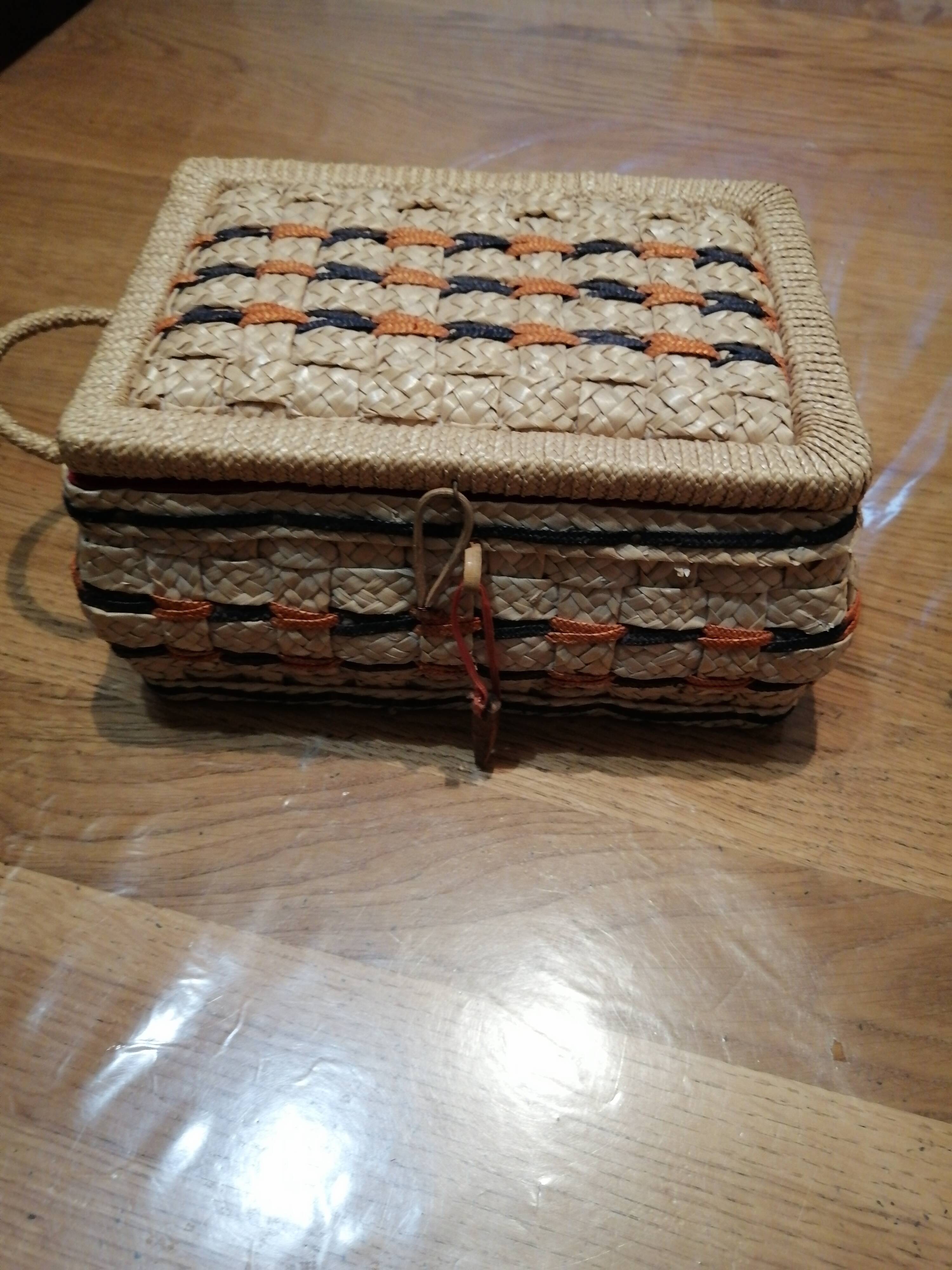 Petite boite a couture en osier vintage