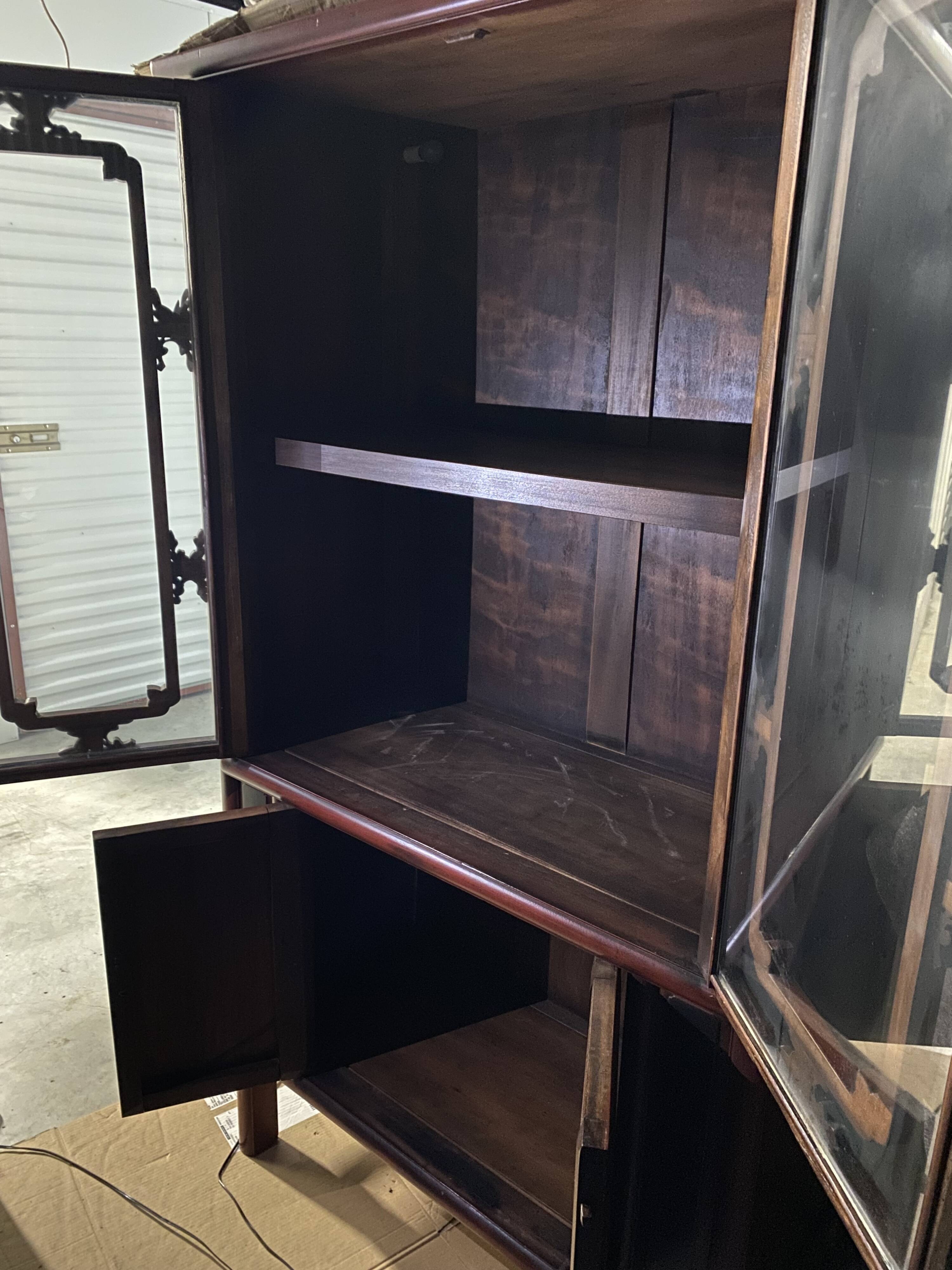 Armoire vitrine en rouge et noir