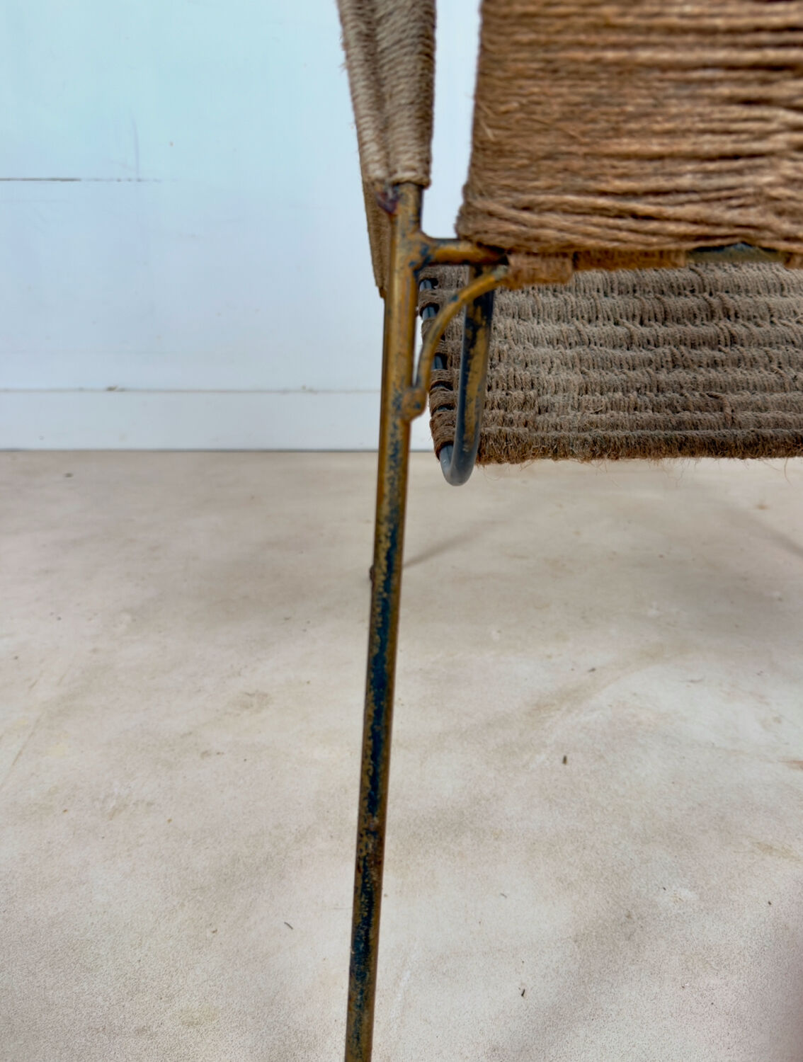 Fauteuil en métal cordé